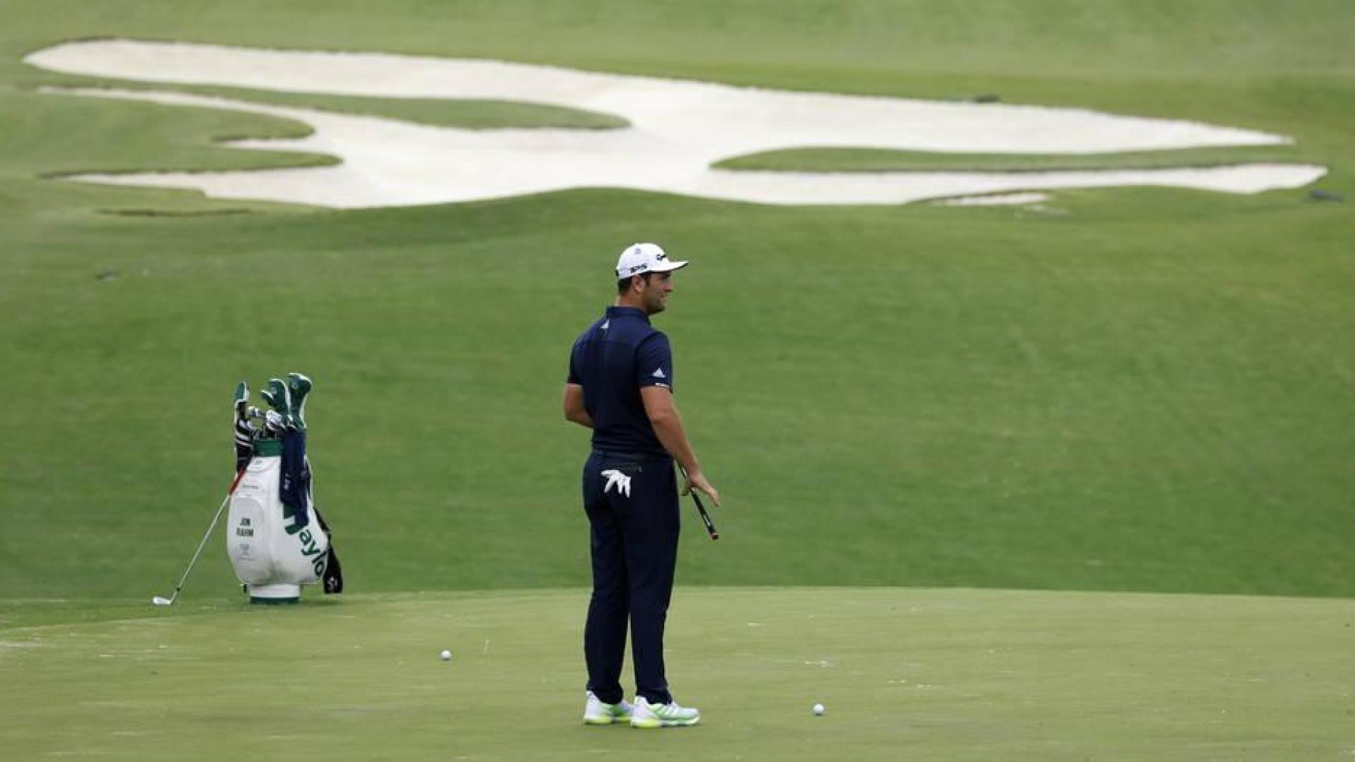 ¡Increíble golpe de Jon Rahm! La bola "camina" sobre las aguas antes de entrar en el hoyo