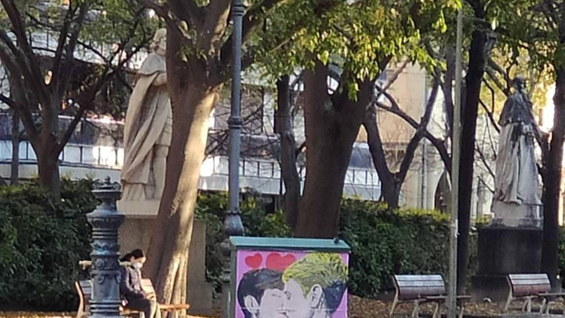 El beso entre Bakartxo Ruiz y María Chivite, el nuevo graffiti de LKN