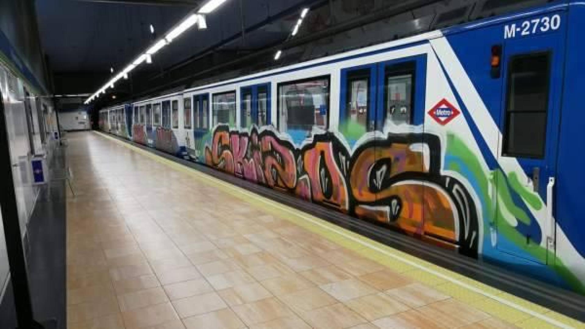 Un grupo de grafiteros vuelve a detener y desviar un metro en Madrid para pintarlo