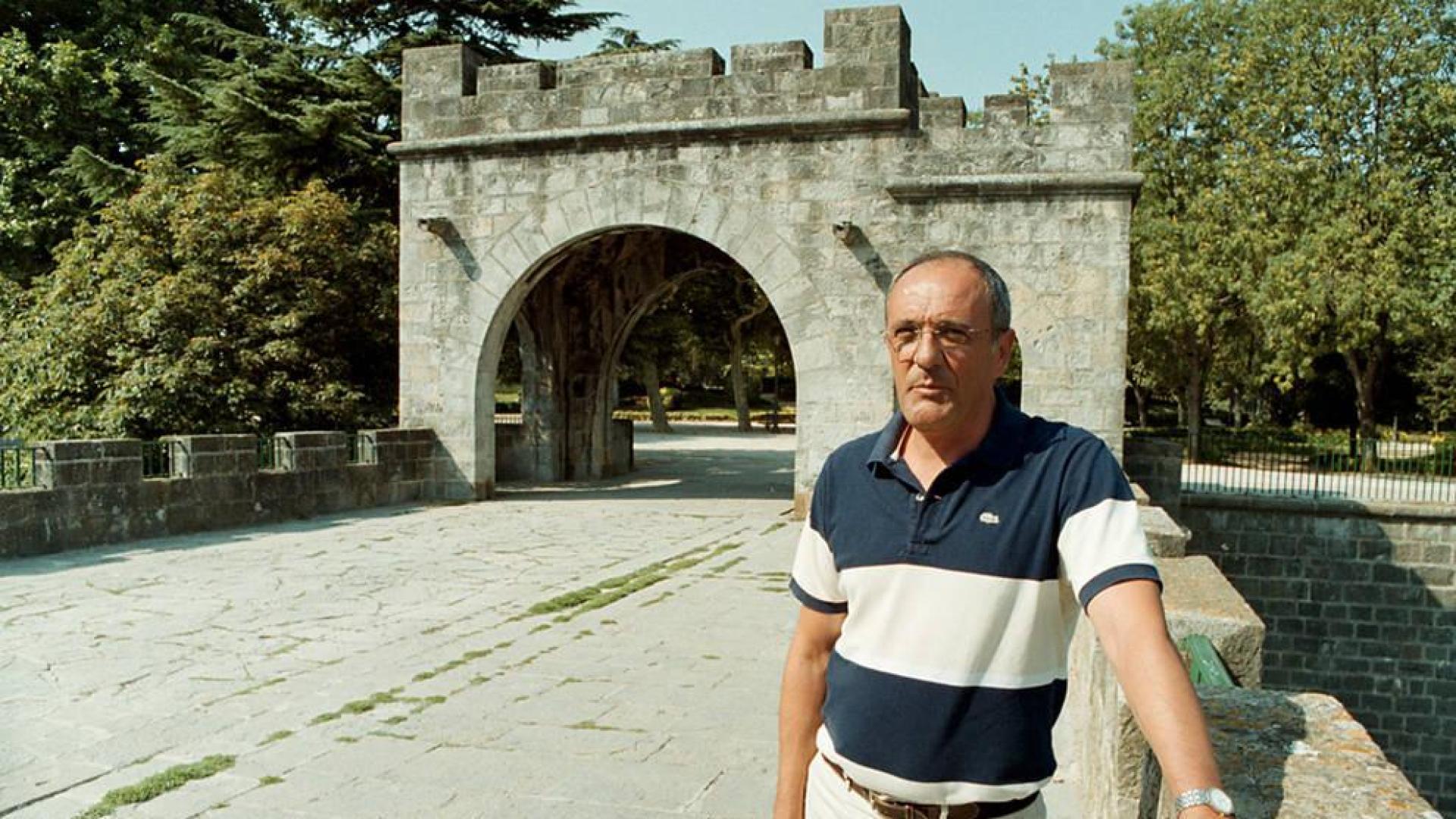 Luis Ibero en el Portal Nuevo, donde jugaba de niño, en una imagen del año 2003, cuando fue elegido concejal por CDN en Pamplona.