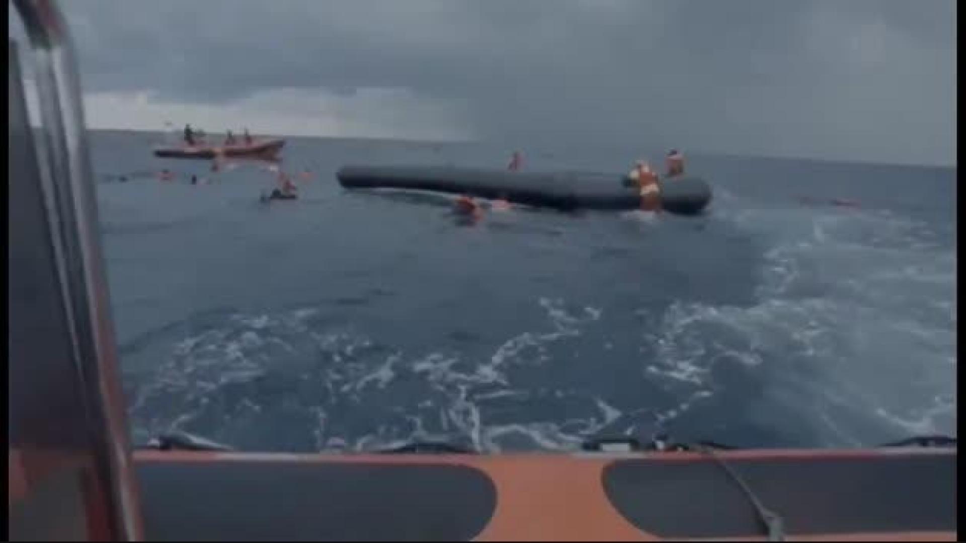 Una madre busca su bebé en el naufragio socorrido por Open Arms