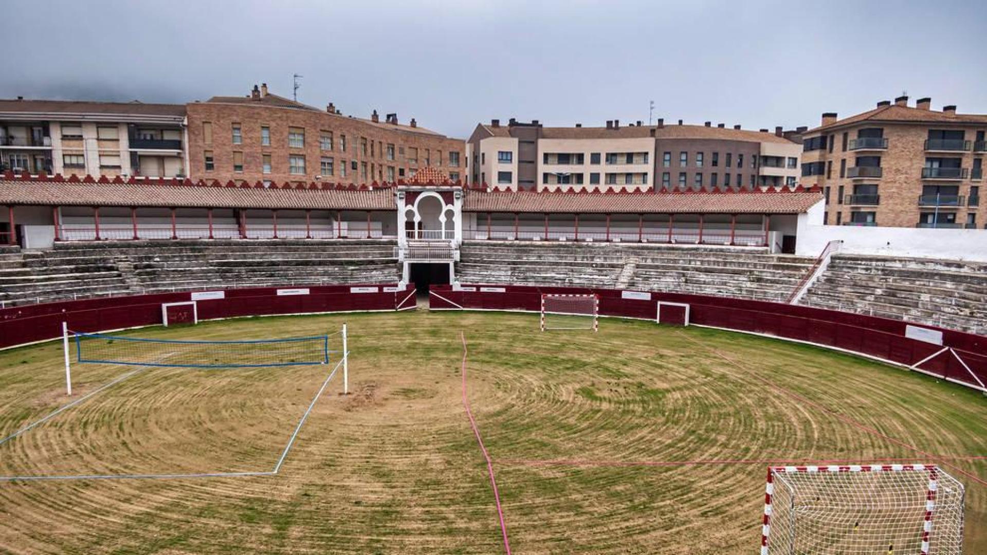 La plaza de toros de Estella, lista para jugar a deportes de playa