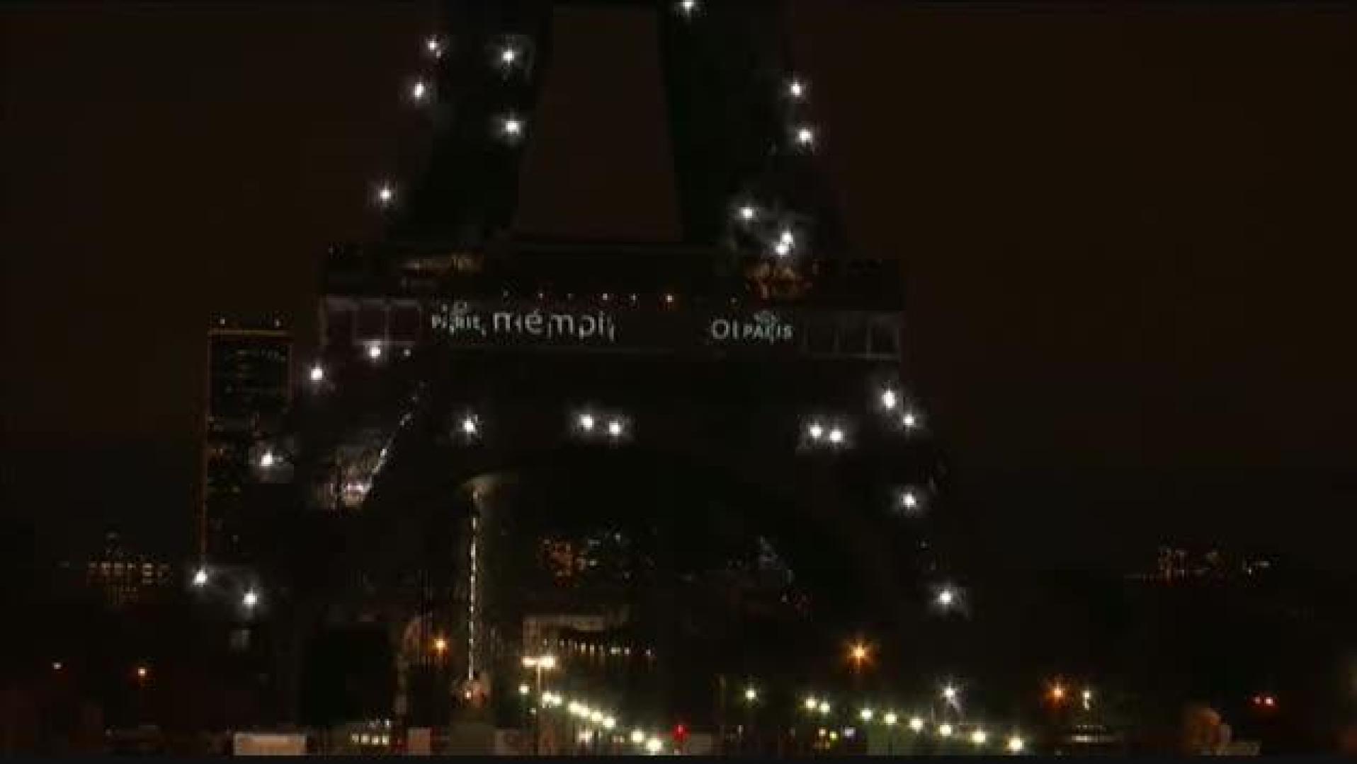 La Torre Eiffel se ilumina en memoria de las víctimas de los atentados terroristas de 2015
