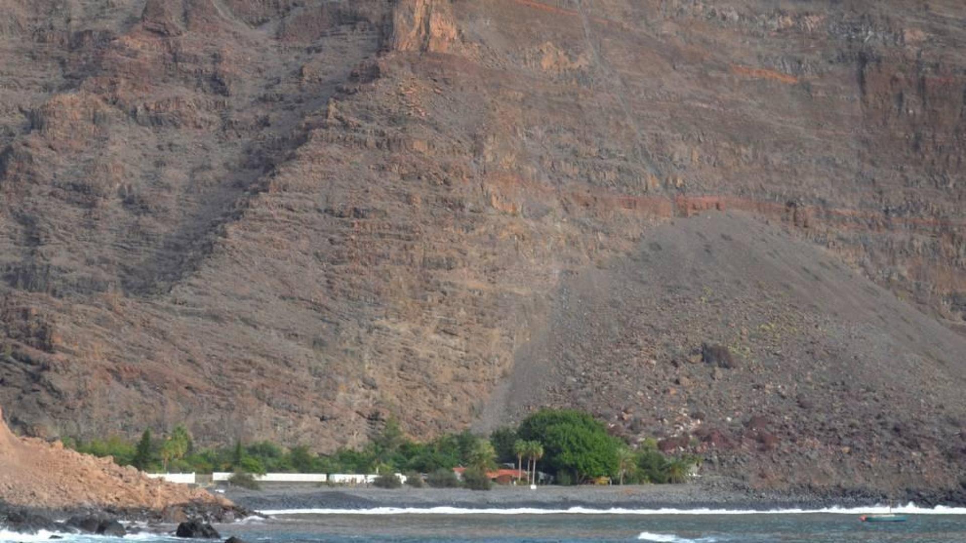 Buscan posibles víctimas tras un desprendimiento de tierra en La Gomera