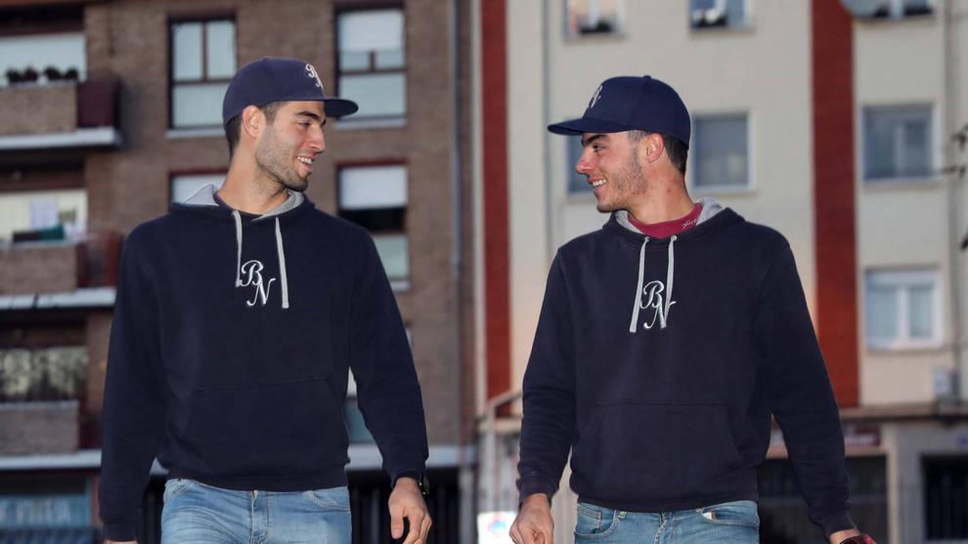 A la izquierda, Marcos Arza, y a la derecha, su hermano David Arza, el pasado jueves tras el entrenamiento del Béisbol Navarra en Burlada.