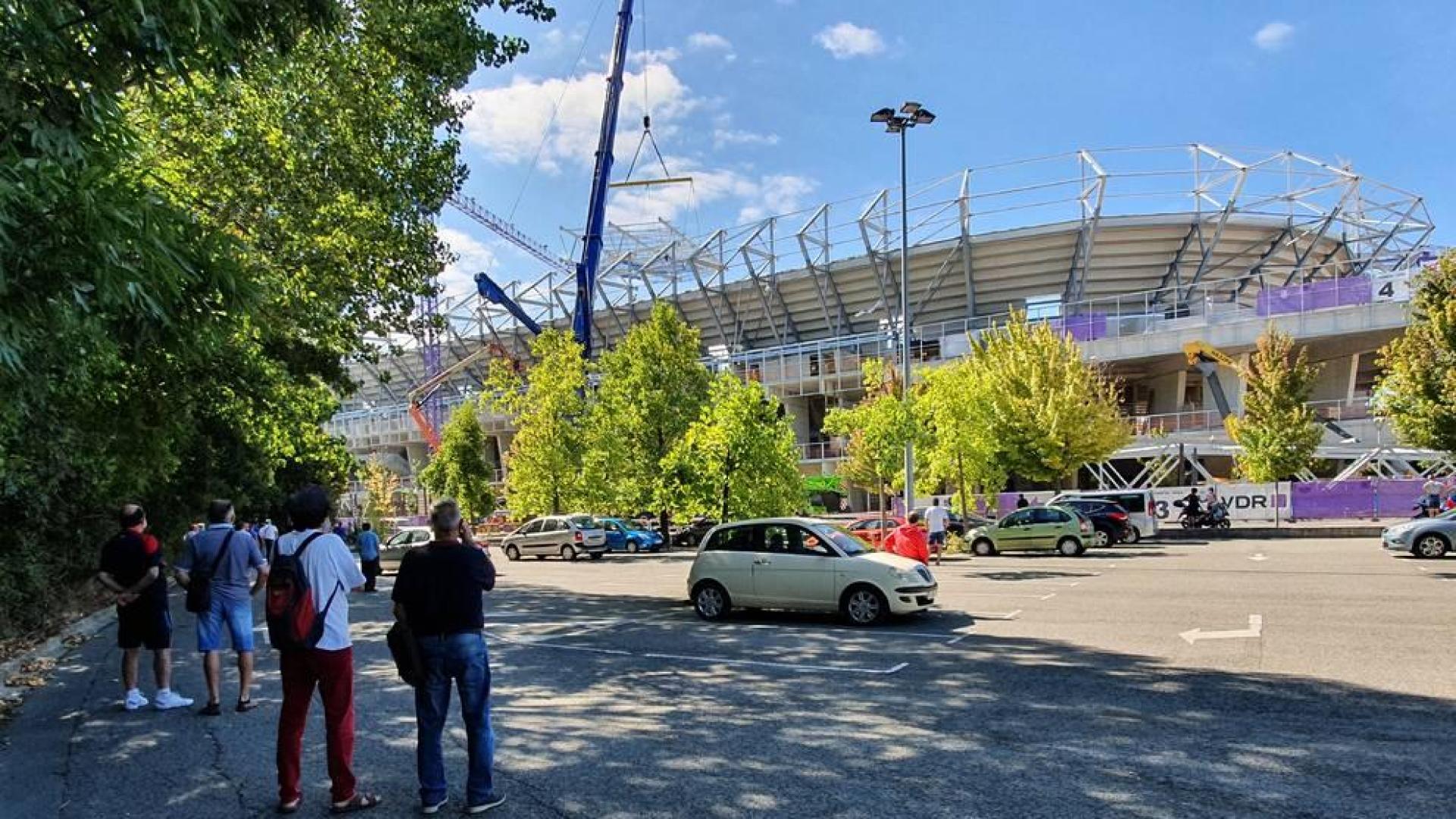 Expectación en El Sadar ante la instalación de la nueva cubierta