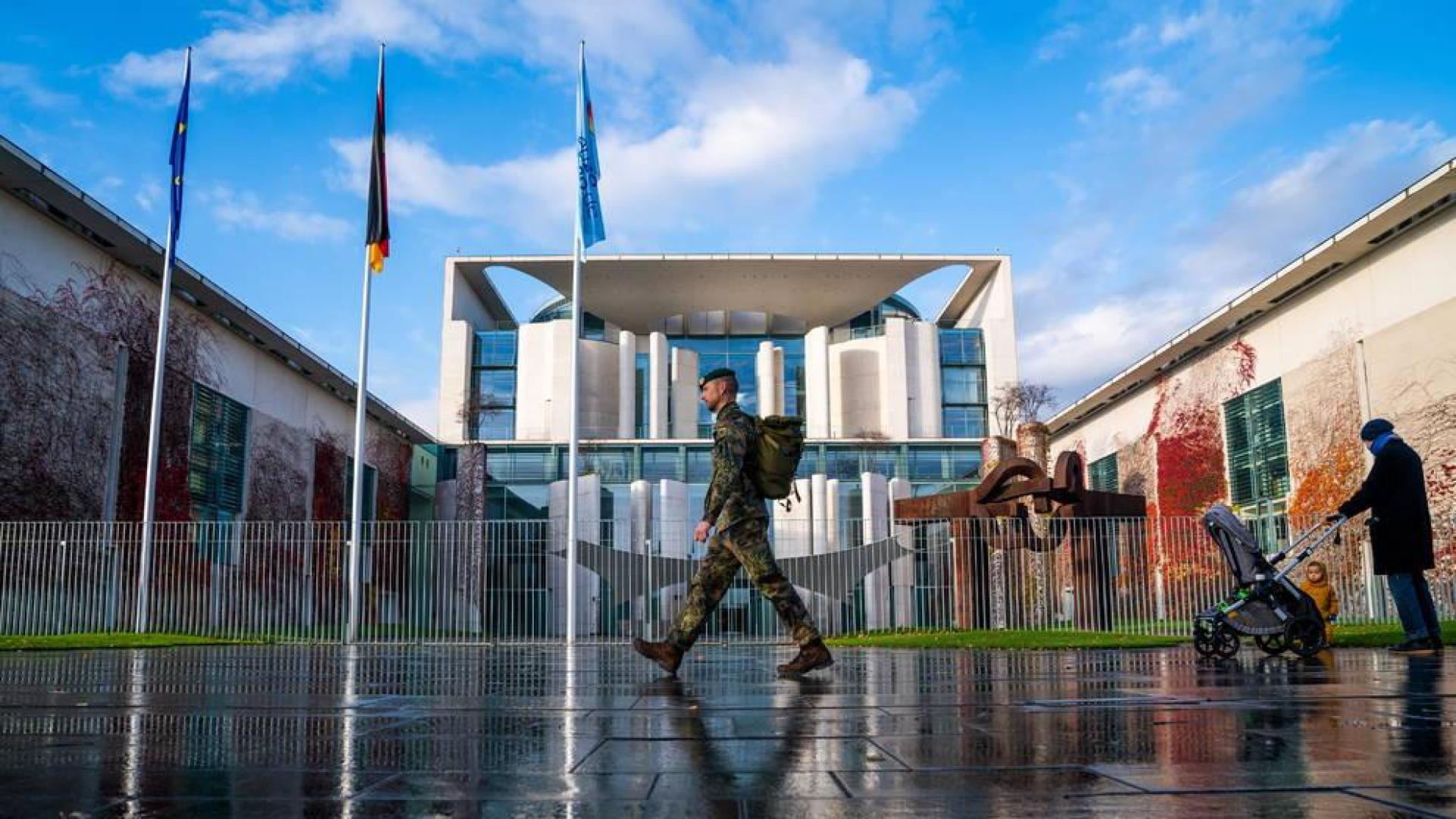 Un soldado, frente a la cancillería en Berlín.