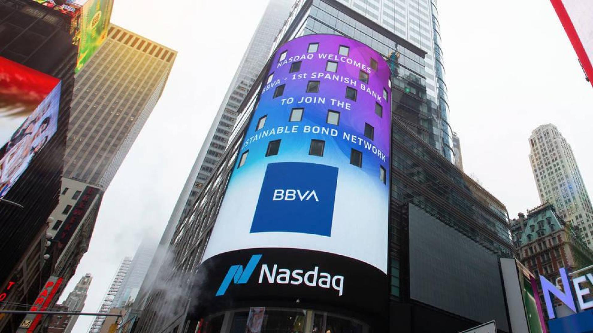 Logo de BBVA en las pantallas gigantes de la Torre Nasdaq en Times Square (Nueva York).