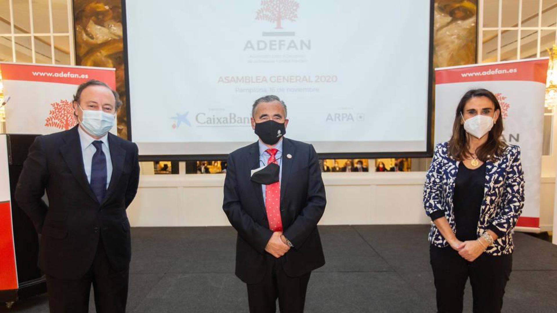 El director del Instituto de Empresa Familiar (IEF), José Luis Blanco; el presidente de ADEFAN, Francisco Esparza; y la directora de Asociaciones Territoriales y Fórum Familiar, Inés Rovira.