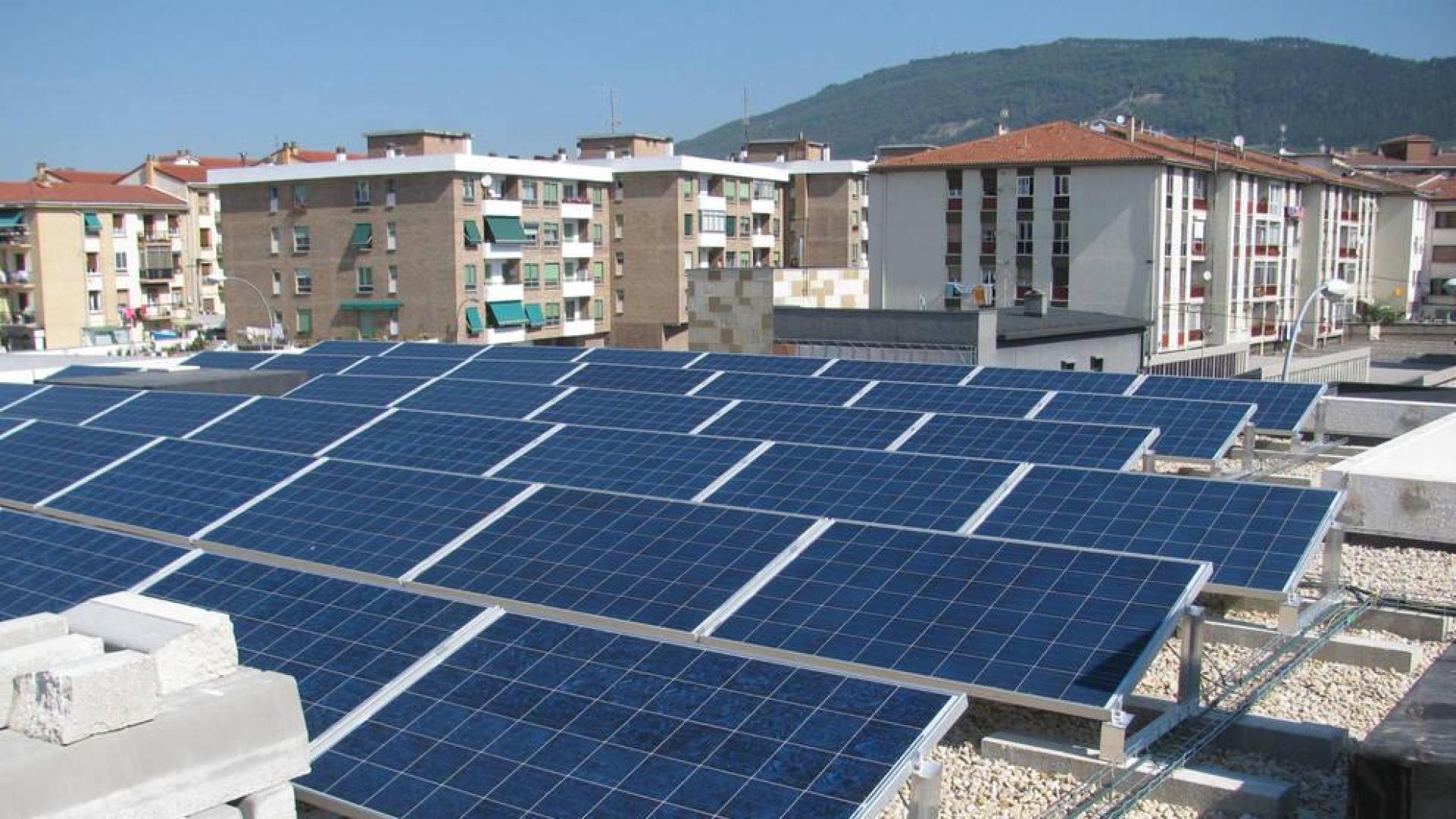 Instalación solar en el tejado del CPEIP Rochapea.
