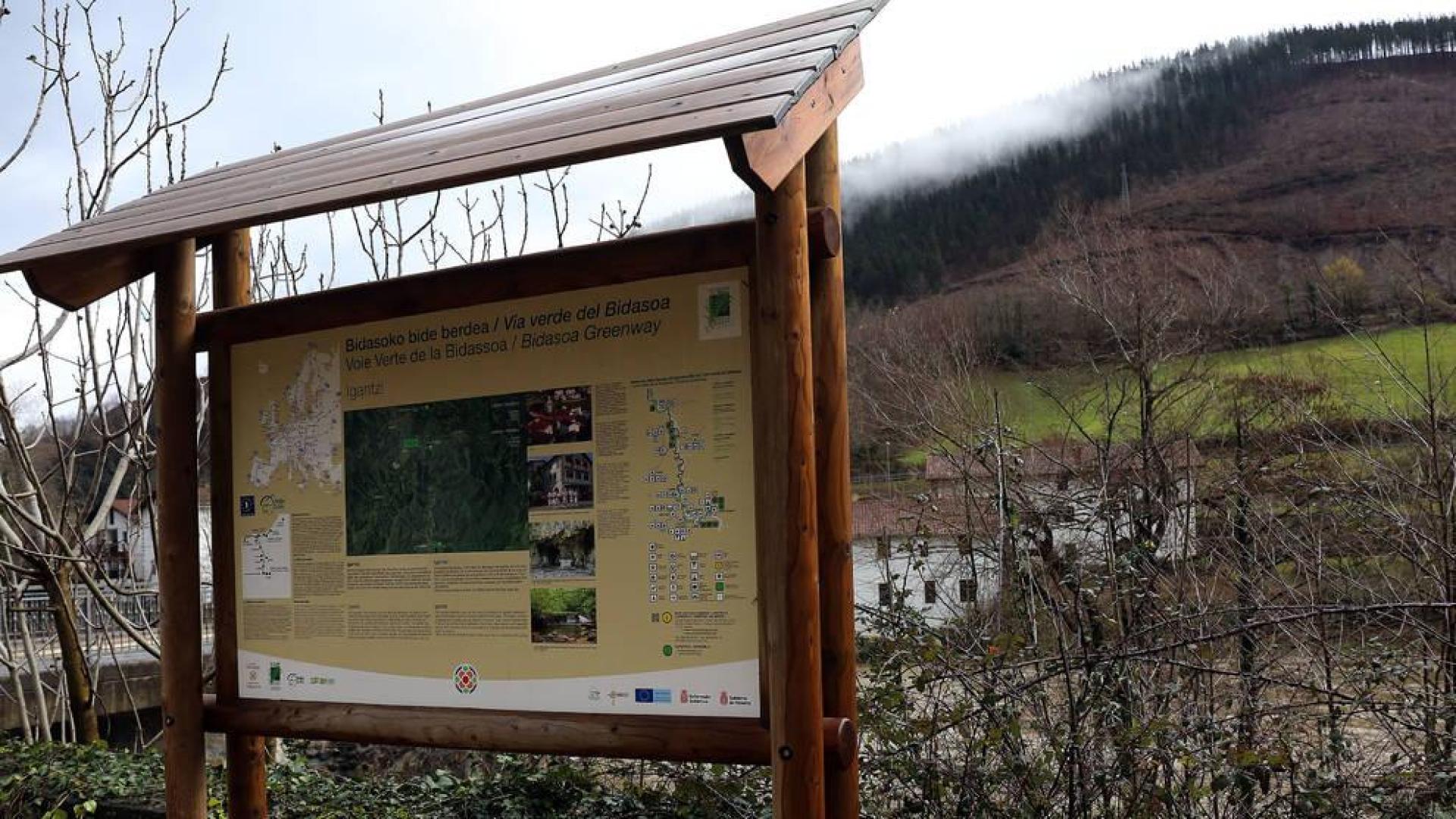 Un cartel difusor del itinerario de la Vía Verde del Bidasoa.