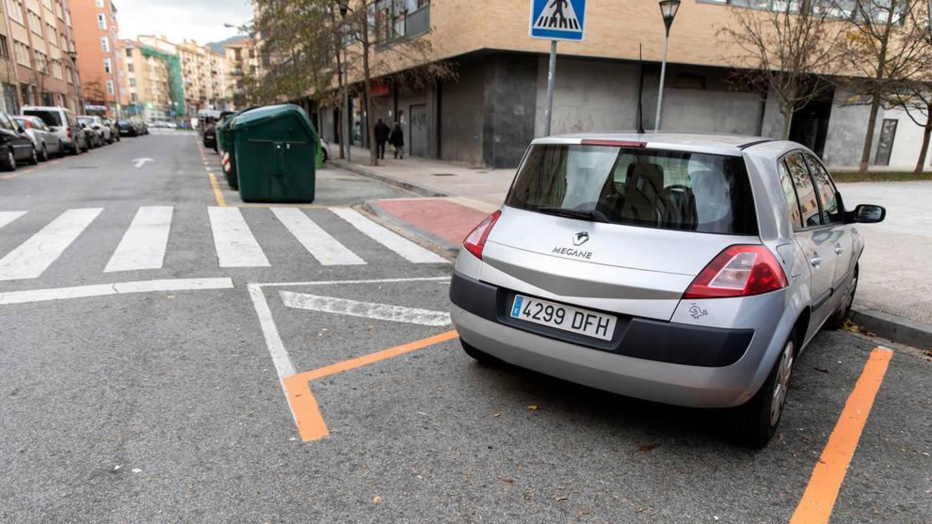 El pintado de la zona azul en la Rochapea no respeta la Ordenanza de Movilidad
