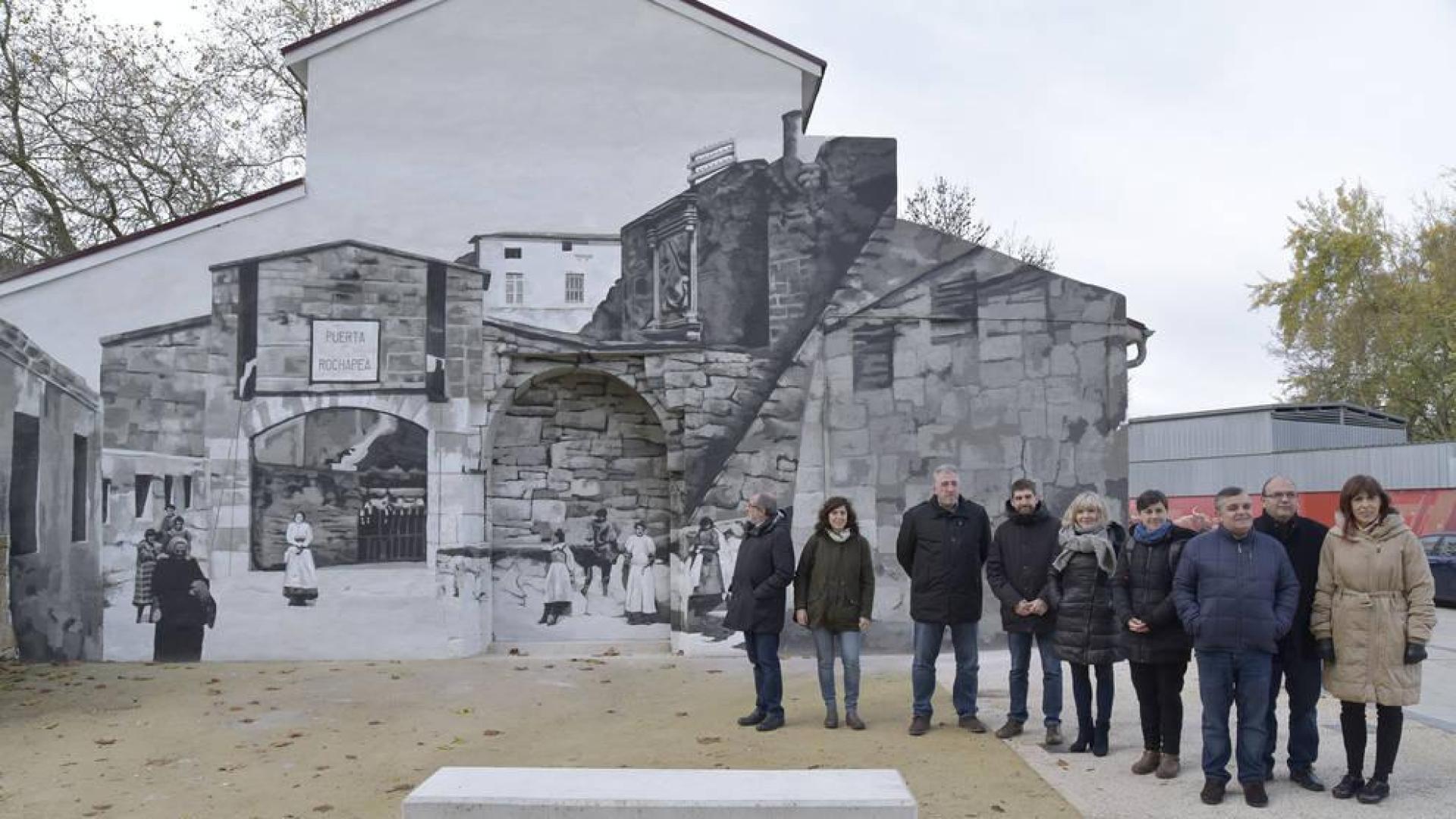 Un mural de la antigua puerta de la Rochapea da la bienvenida a Pamplona