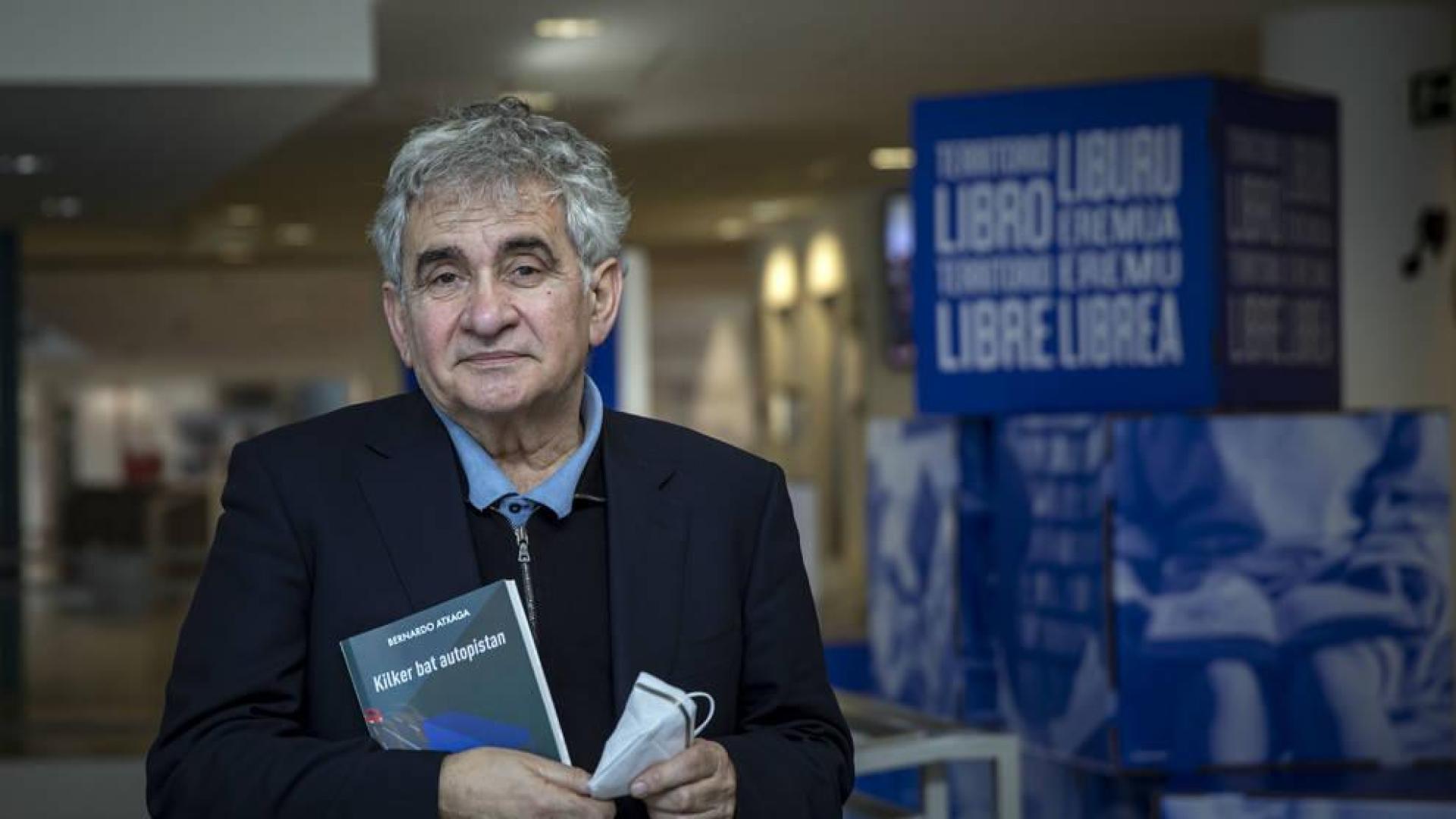 Atxaga: “Ahora escribo a mano para evitarme la tentación de publicar”