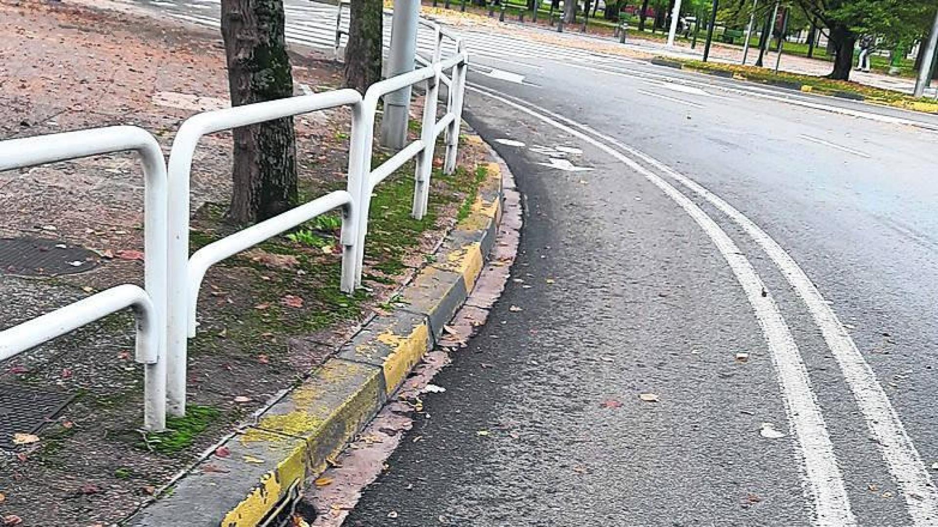 La ausencia de bolardos evidencia el peligro para los ciclistas.