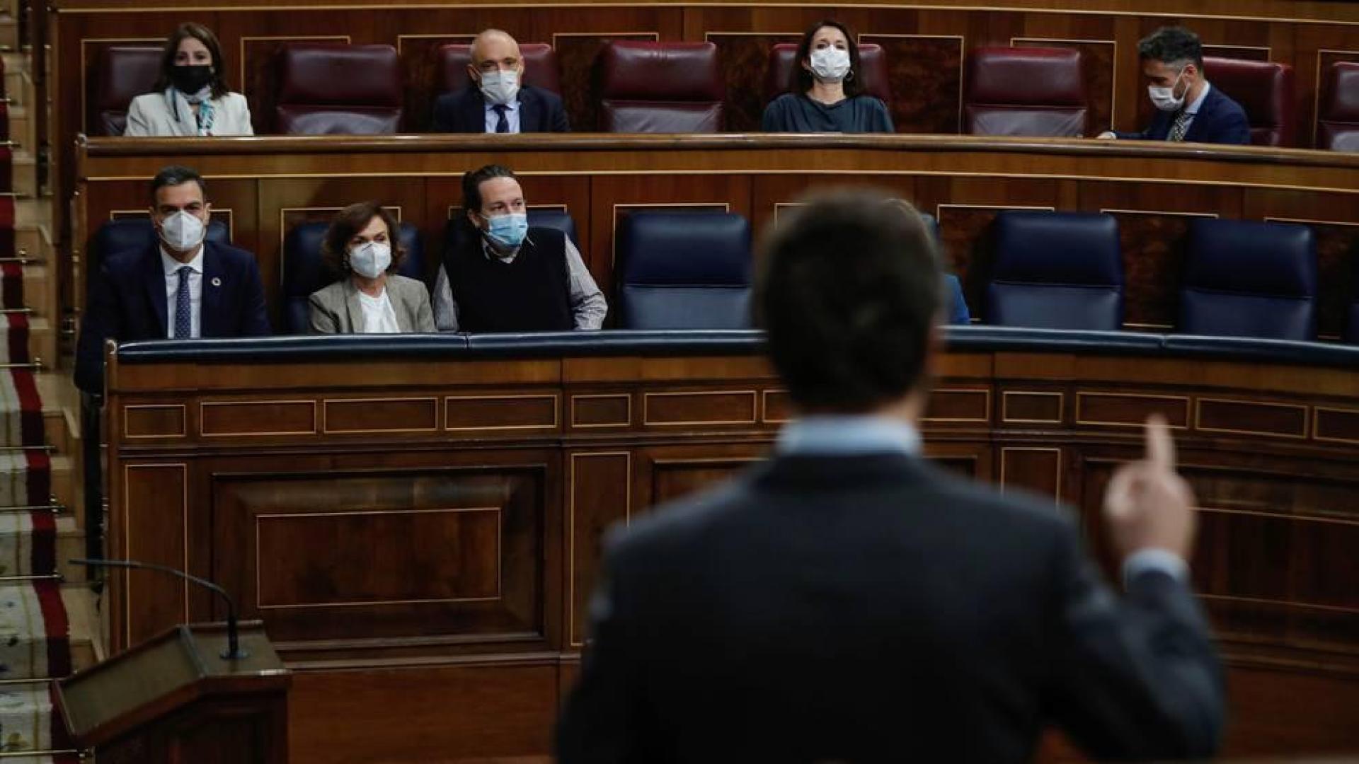 De espaldas, el líder del PP, Pablo Casado, durante su intervención en la sesión de control al Ejecutivo.