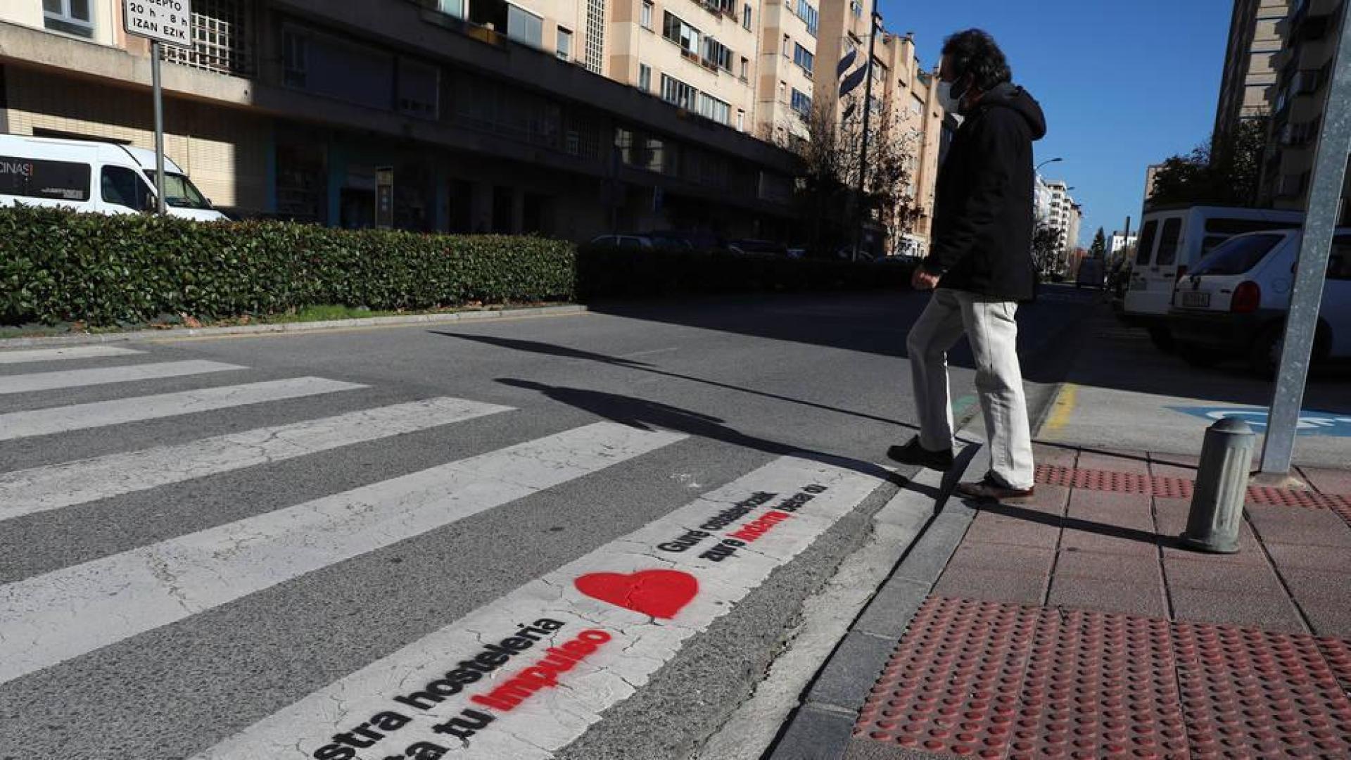 Corazones en pasos de cebra para dar impulso al consumo en Barañáin
