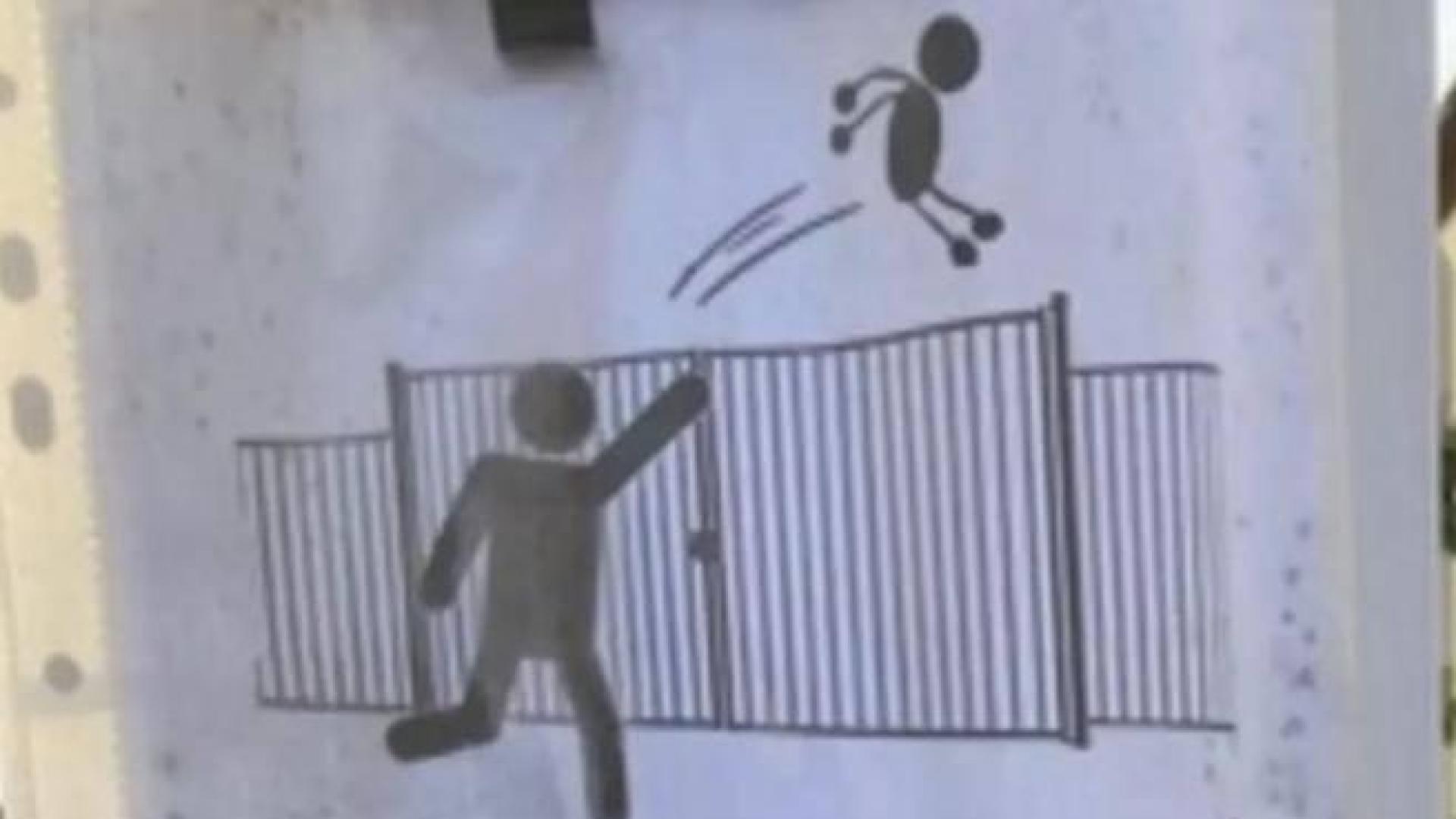 Imagen del cartel que han colgado en la puerta del colegio Trillades de Avignon