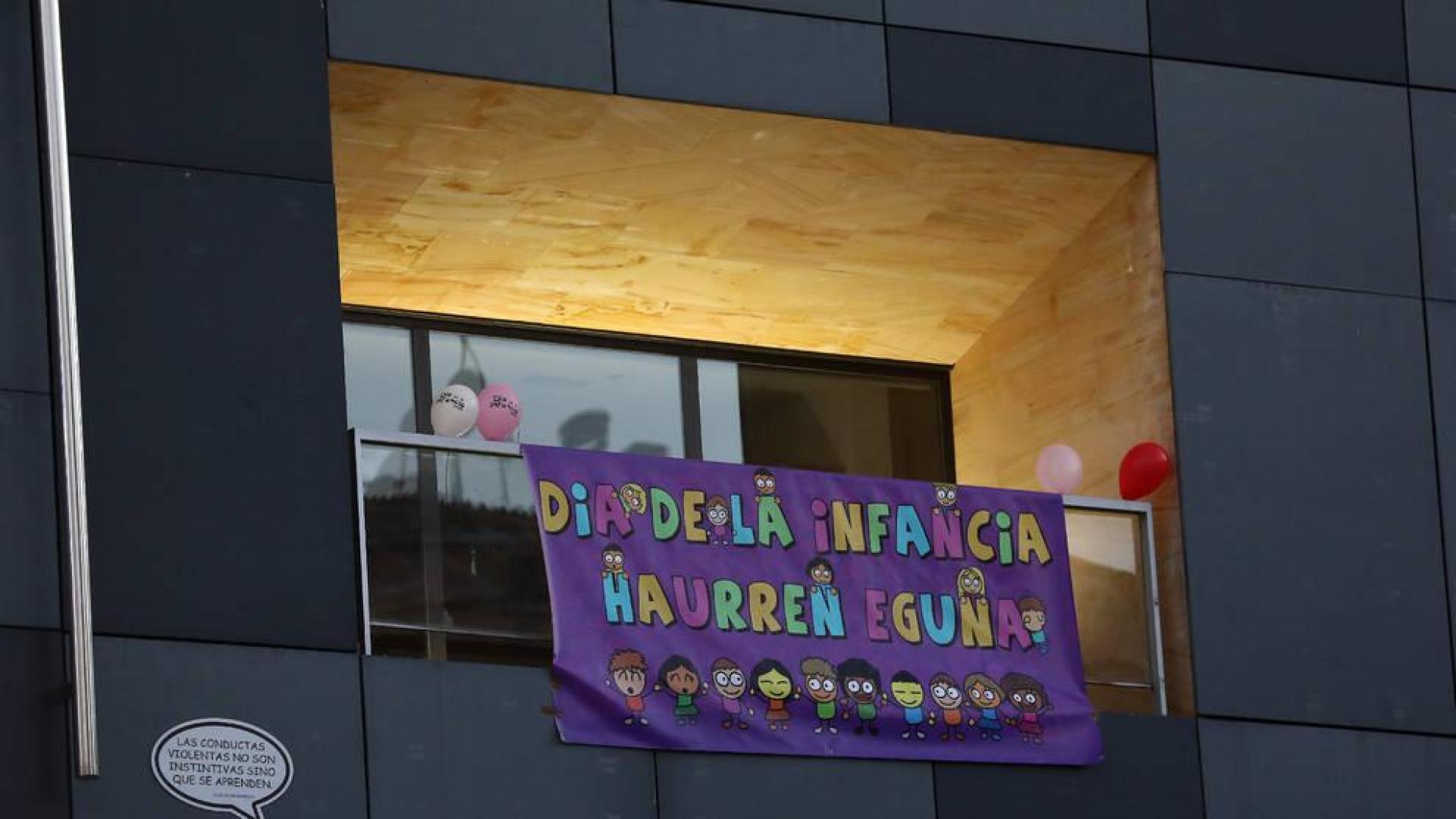 Los adultos aplauden este viernes a los niños y adolescentes de Burlada