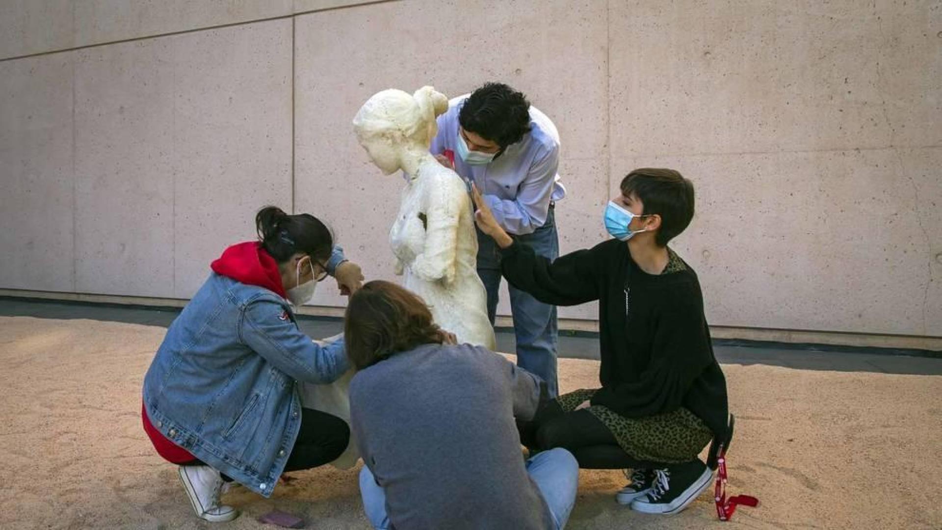 El artista Javier Vives instala en el Museo de la Universida de Navarra un grupo de esculturas hechas de sal