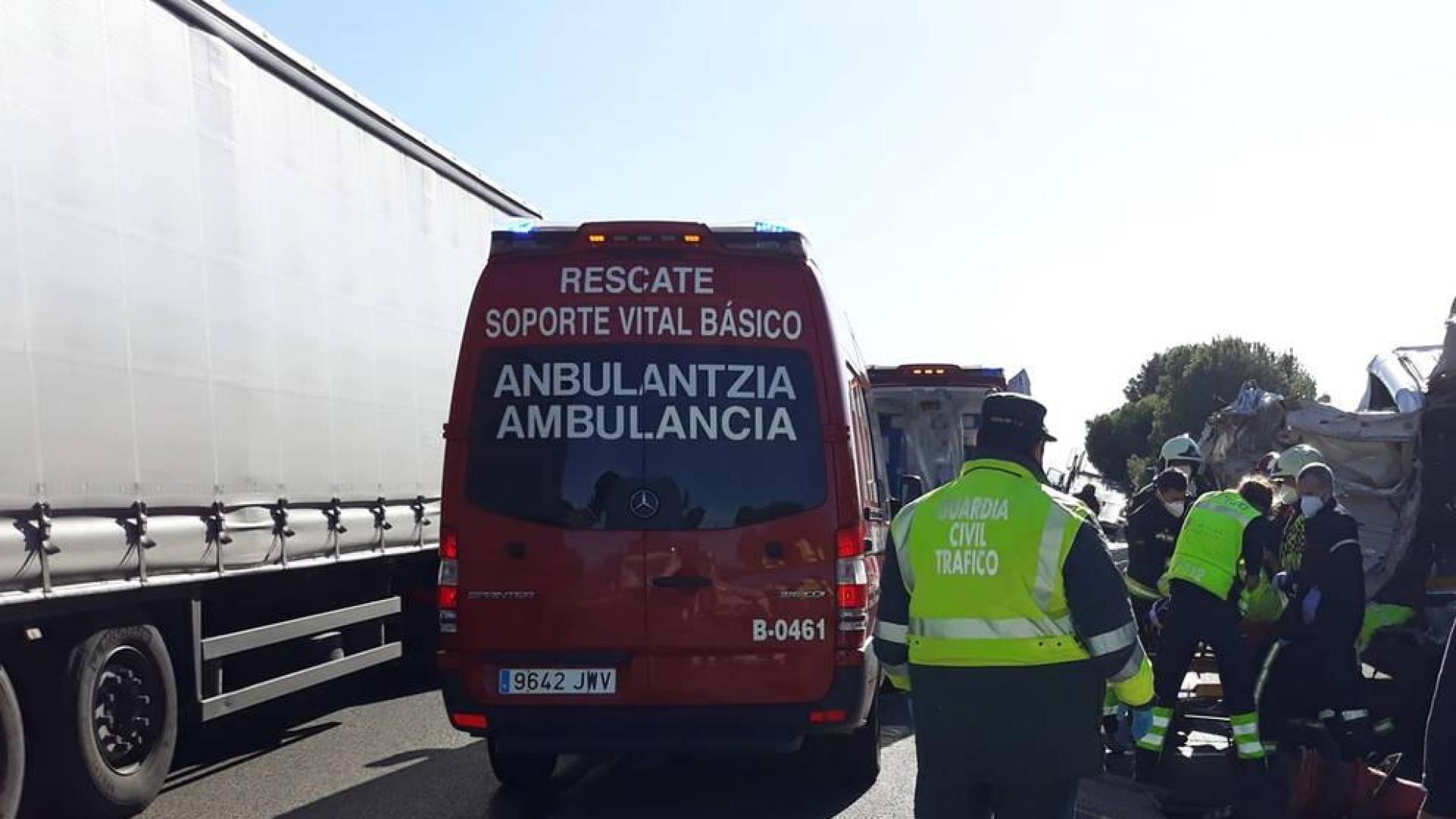 Dos heridos graves tras chocar un camión y una furgoneta en la AP-15