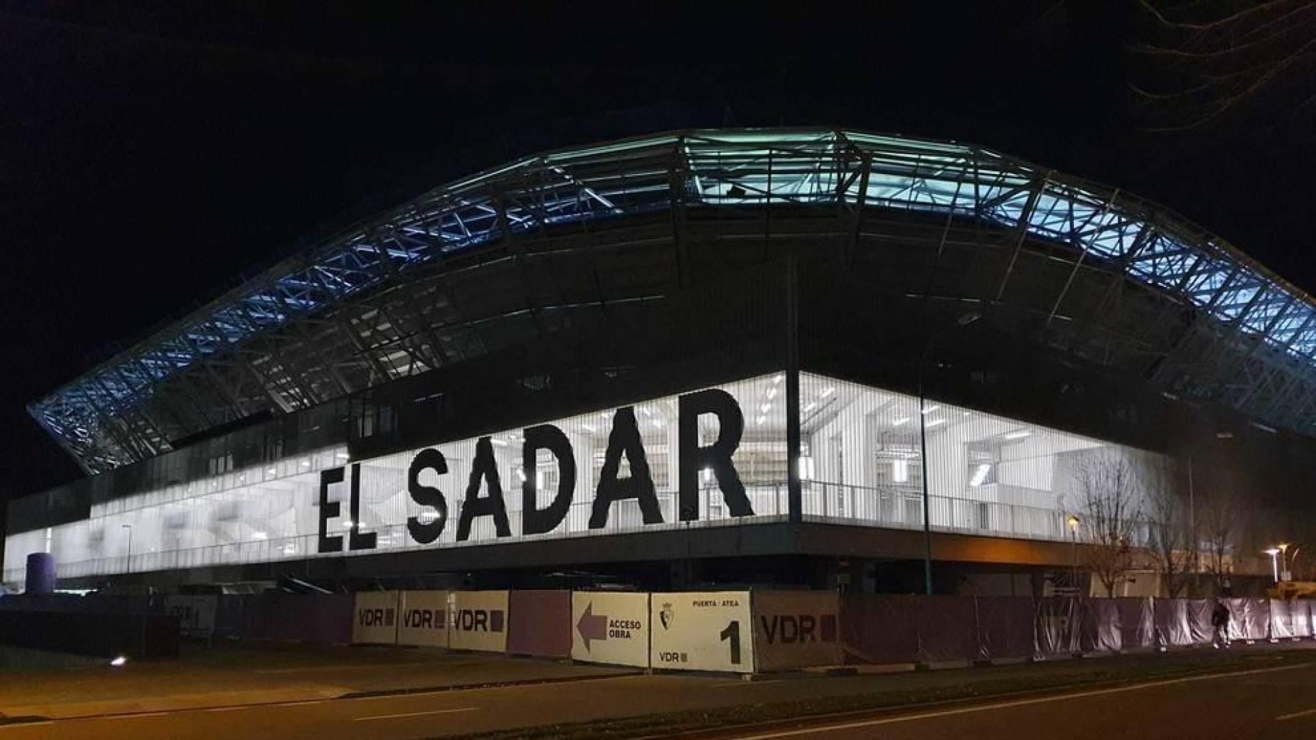 El Sadar, iluminado este viernes.
