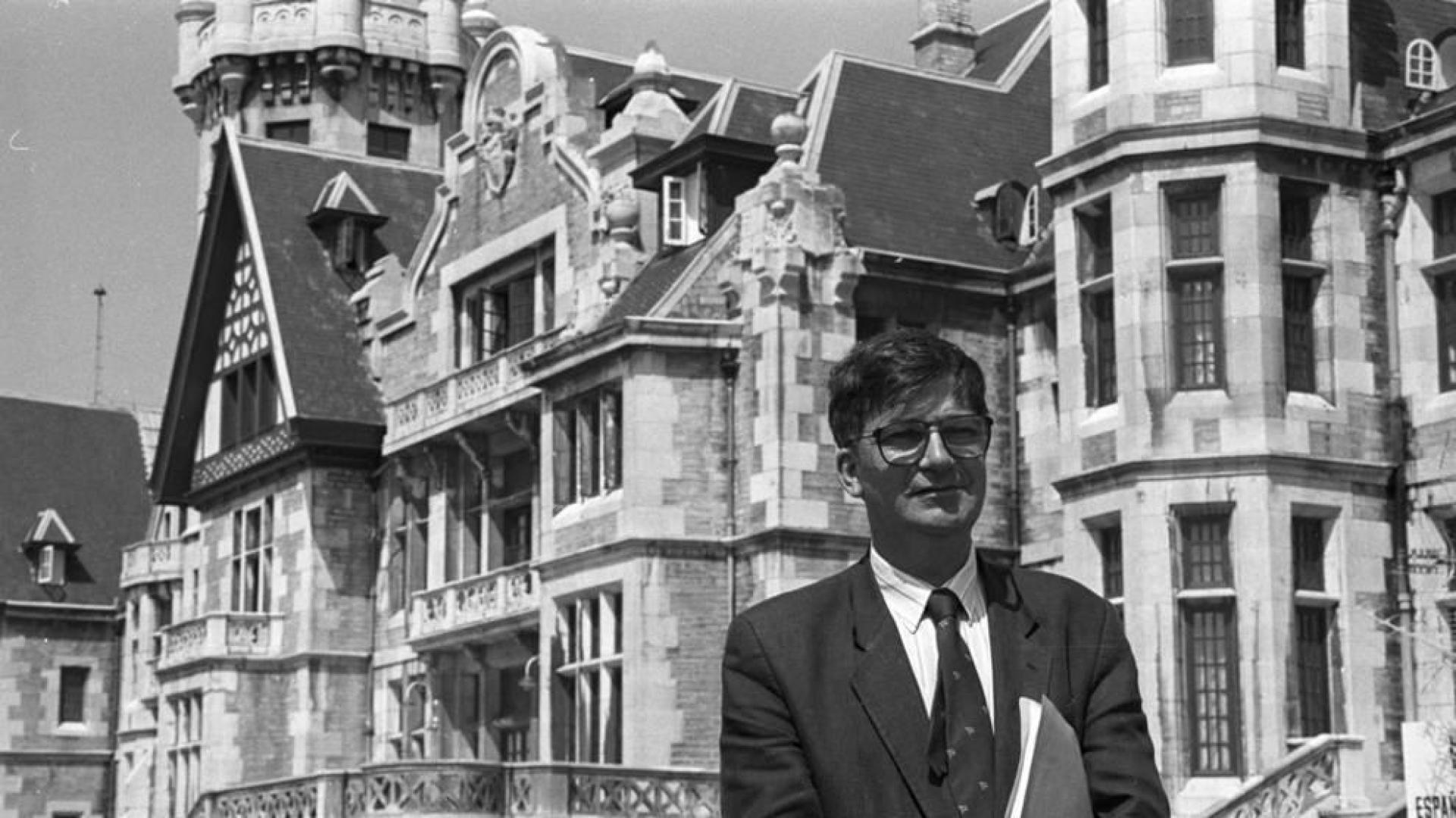 Pedro Sánchez homenajea a Ernest Lluch en el 20º aniversario de su asesinato