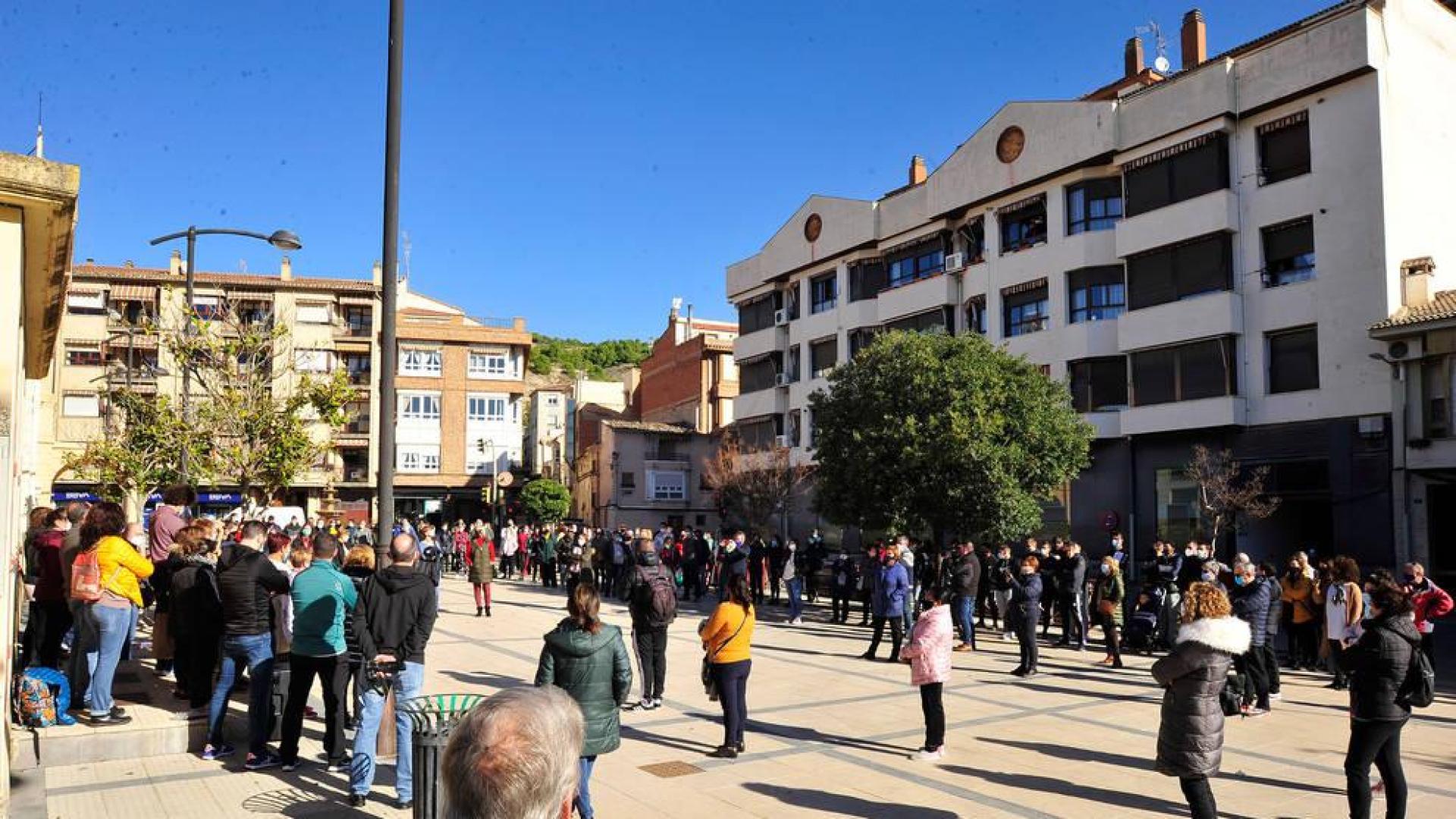 Más de 200 personas se concentran en Peralta en apoyo a la hostelería