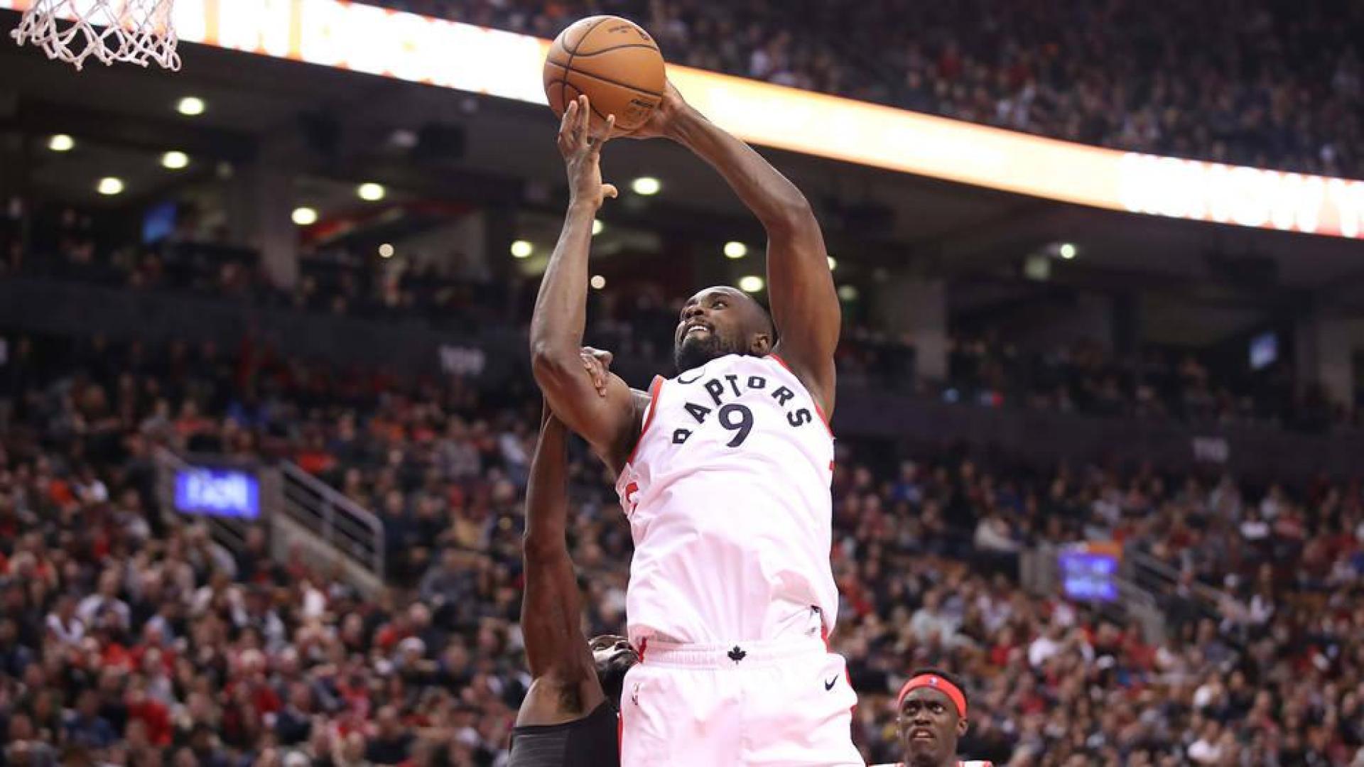 Serge Ibaka lanza a canasta ante la oposición de Patrick Beverley.