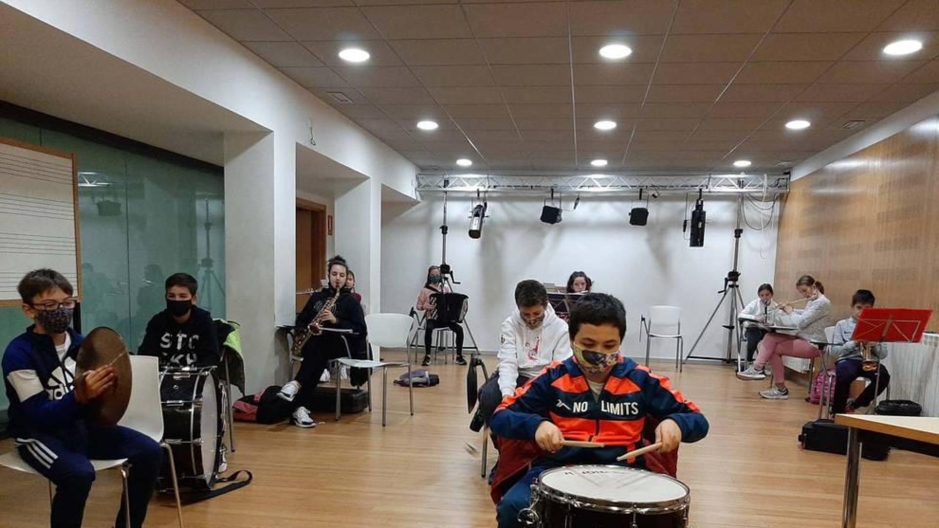 Las escuelas de música dedican Santa Cecilia a los sanitarios