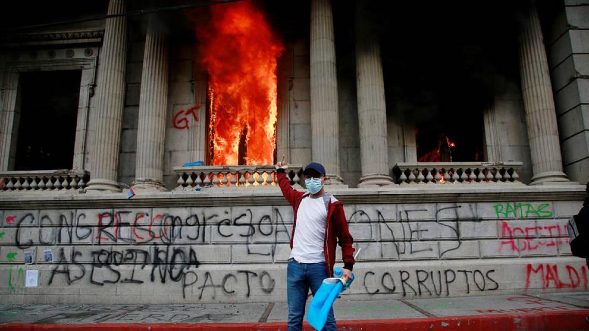 Cientos de manifestantes toman el Congreso y le prenden fuego