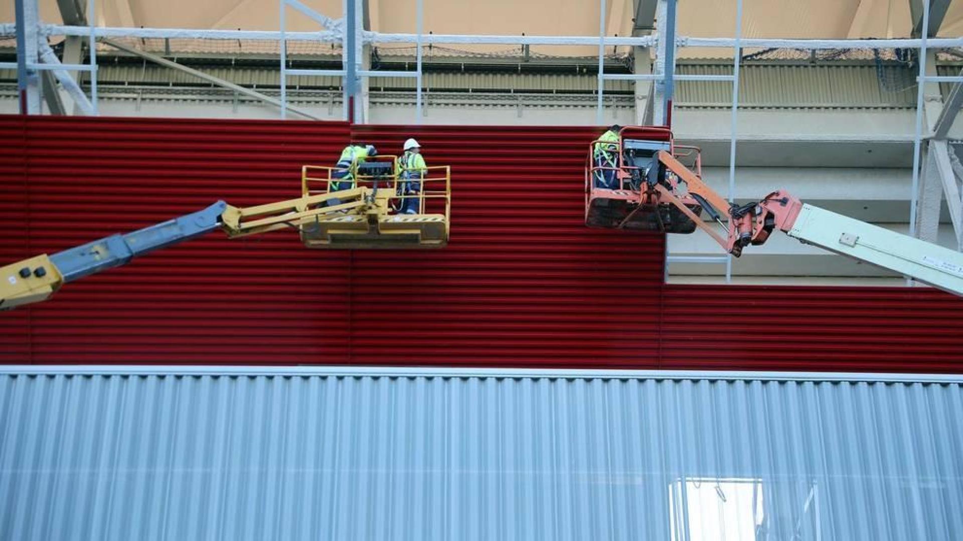 Las obras de El Sacar avanzan con la colocación de las chapas rojas en la fachada exterior del Estado.