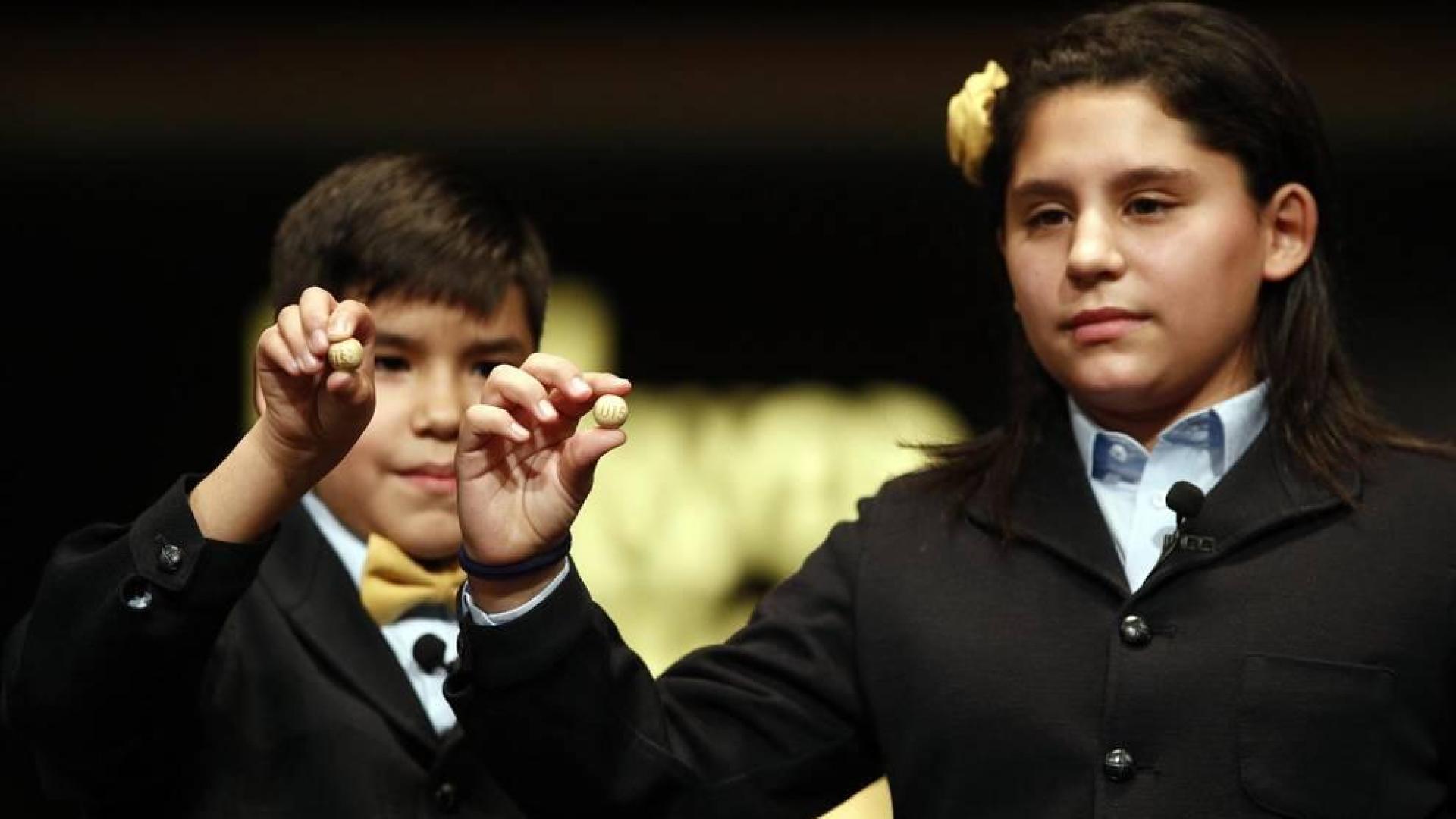 Fotos de los asistentes, disfraces y de los mejores momentos del sorteo de Lotería de Navidad 2018, celebrado en el Teatro Real de Madrid