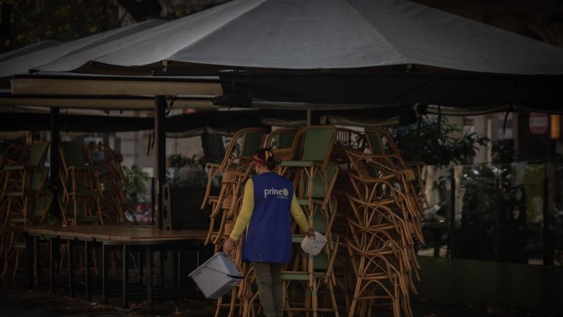 Sanidad notifica 25.886 casos y la incidencia baja de 400 por primera vez en un mes