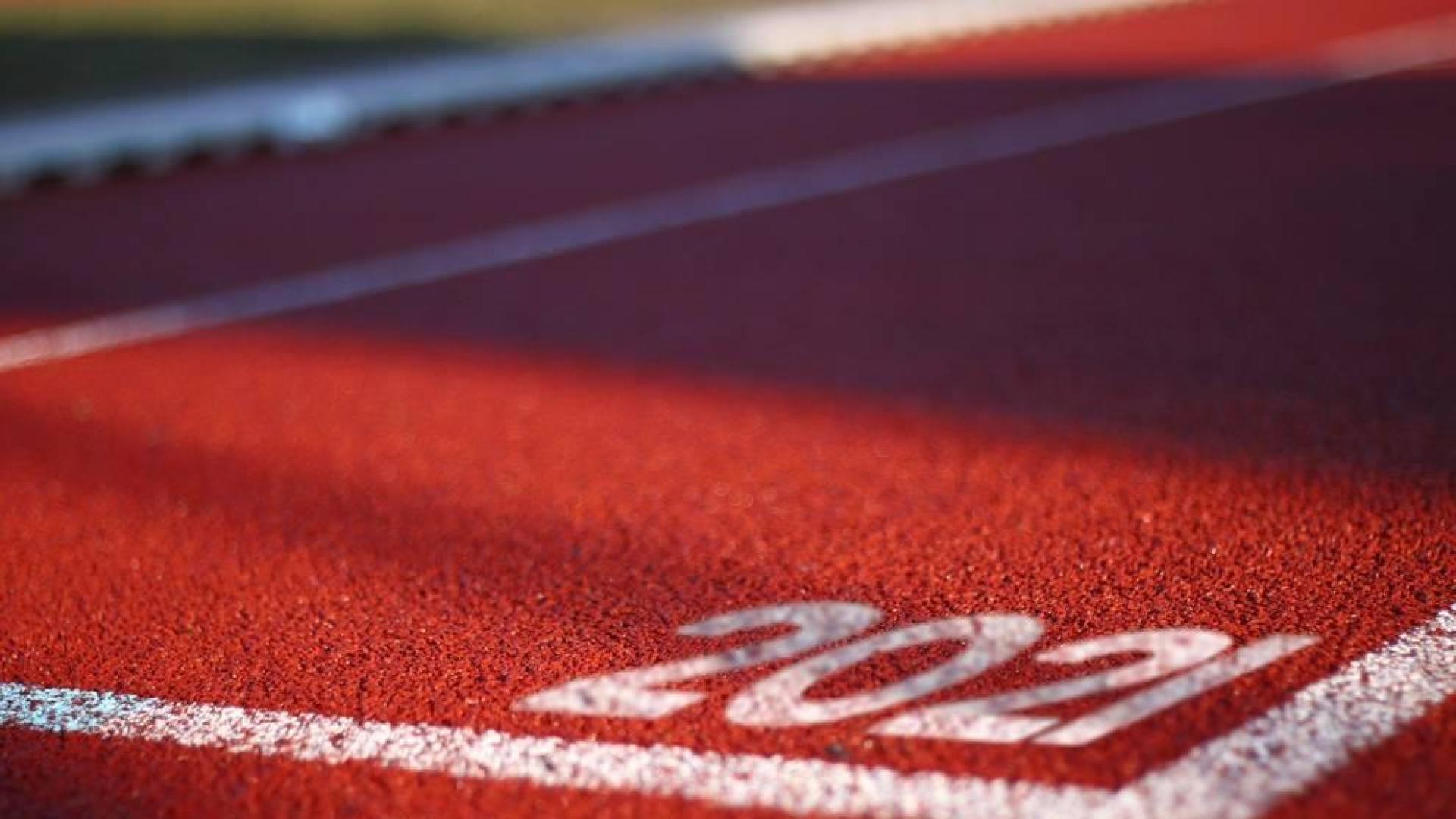 Imagen de una pista de atletismo con el año 2021 serigrafiado