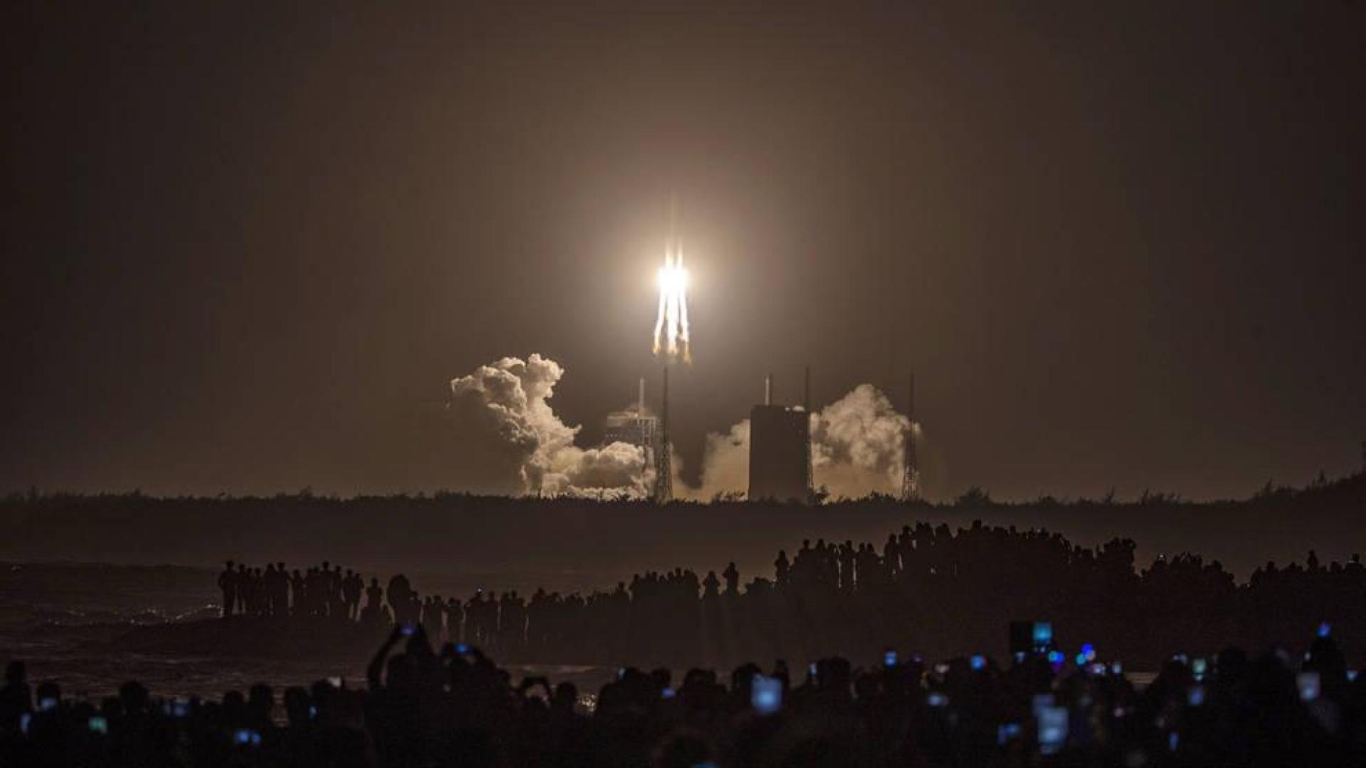 China lanza con éxito una sonda a la Luna para recolectar muestras