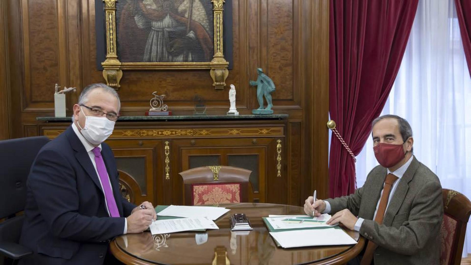 El Ayuntamiento y la UN firman un convenio para favorecer la conexión con el campus