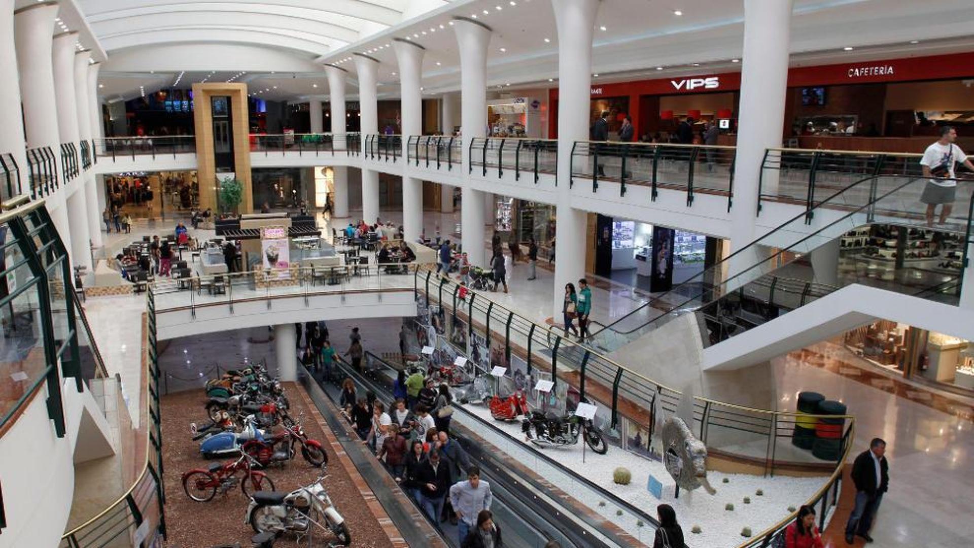 Tres detenidos por hurtos en locales del centro comercial La Morea