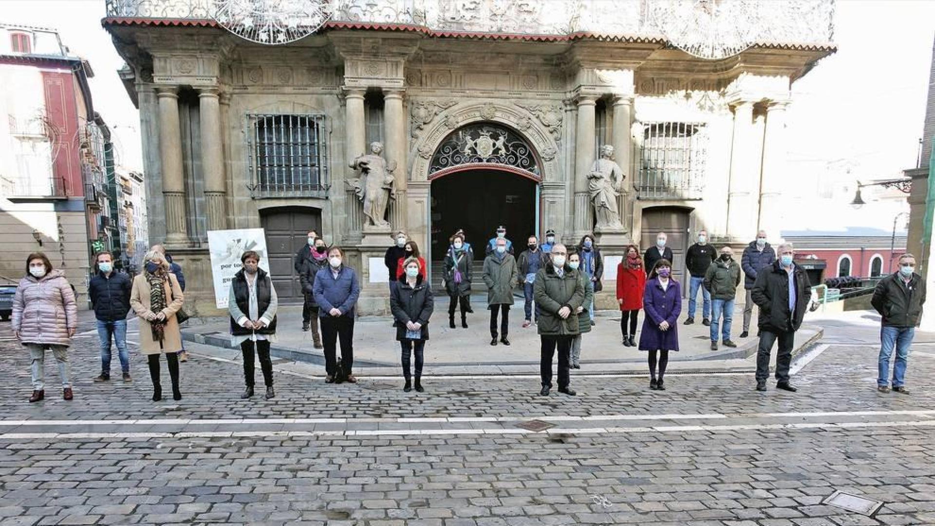 El Gobierno de Navarra, el Parlamento foral, la Delegación del Gobierno en Navarra y el Ayuntamiento de Pamplona han organizado este martes diversos actos para conmemorar el Día Internacional de la Eliminación de la Violencia contra la Mujer.