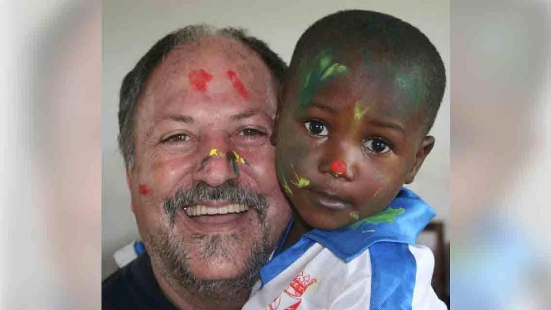 José Luis Garayoa, junto a un niño.