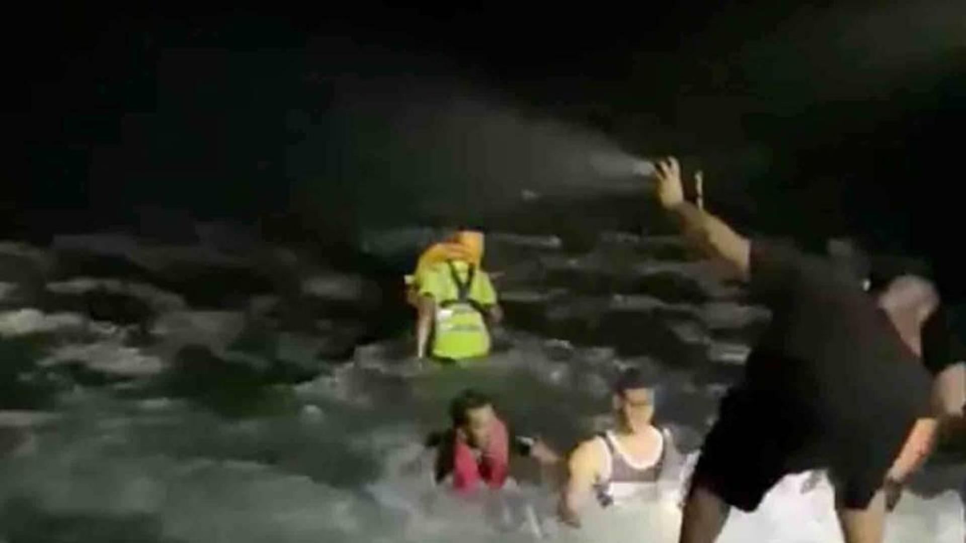 Captura de un vídeo del rescate de los inmigrantes tras el naufragio en Lanzarote.