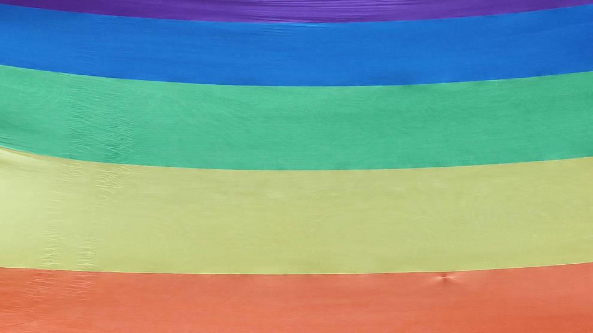 Un banco 'arcos iris' en Pamplona para apoyar al colectivo LGTBI