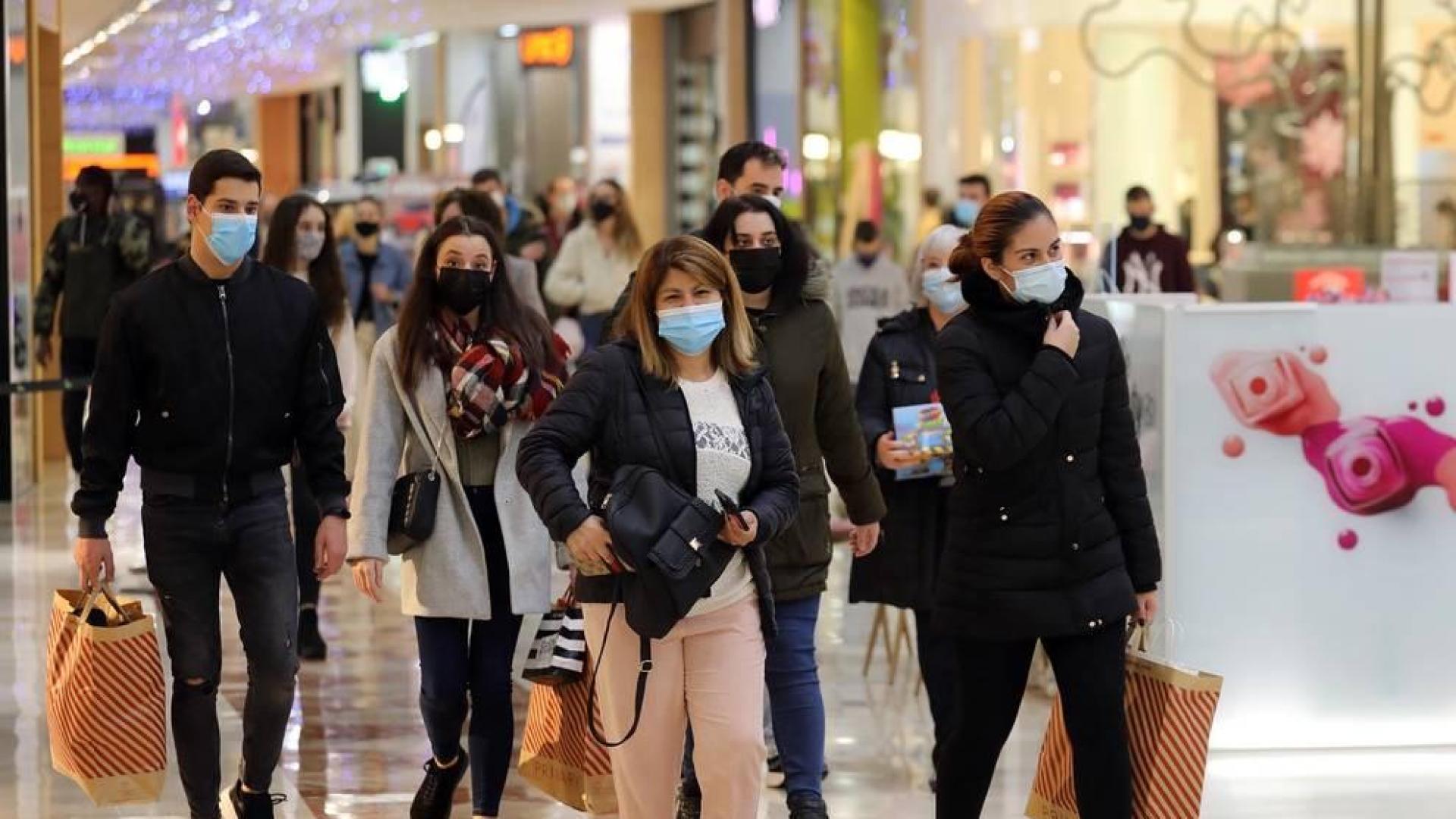 Imágenes de clientes en el centro comercial La Morea en el Polígono Cordovilla el viernes 27.
