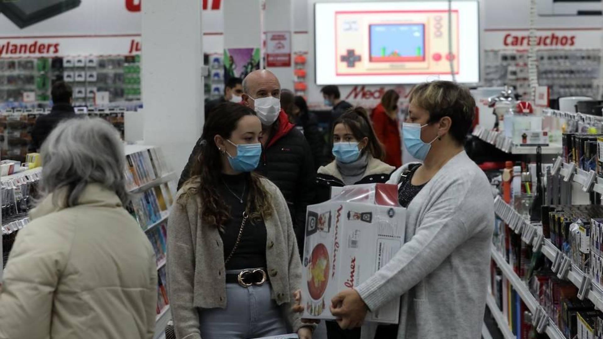 Imágenes de clientes en el centro comercial La Morea en el Polígono Cordovilla el viernes 27.