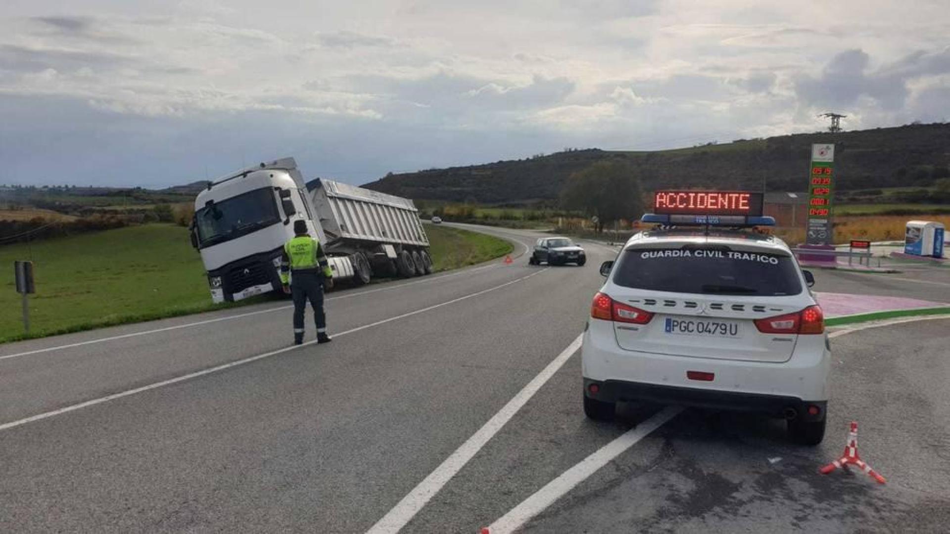 Accidente de tráfico por alcance de un camión y un turismo en Morentin
