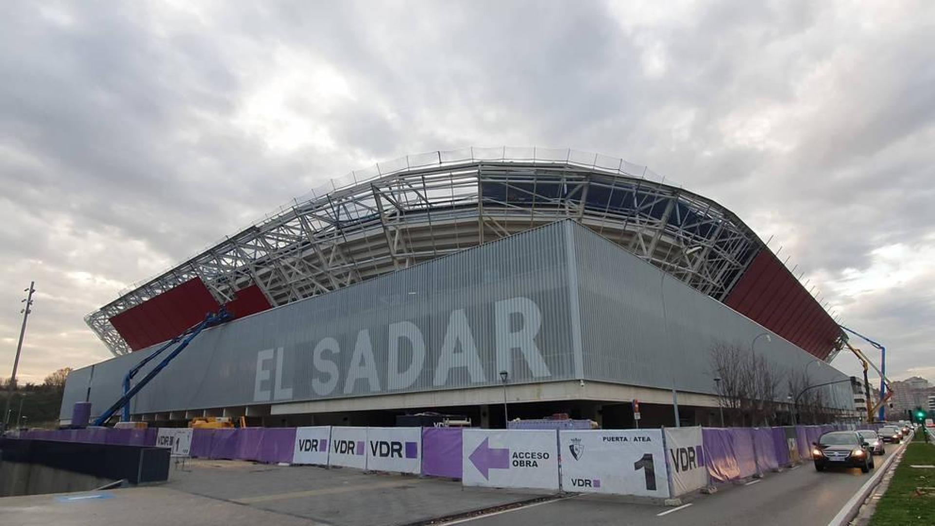 EL ROJO, EN SUR Y LATERAL. La chapa roja va adueñándose del aspecto exterior de El Sadar.