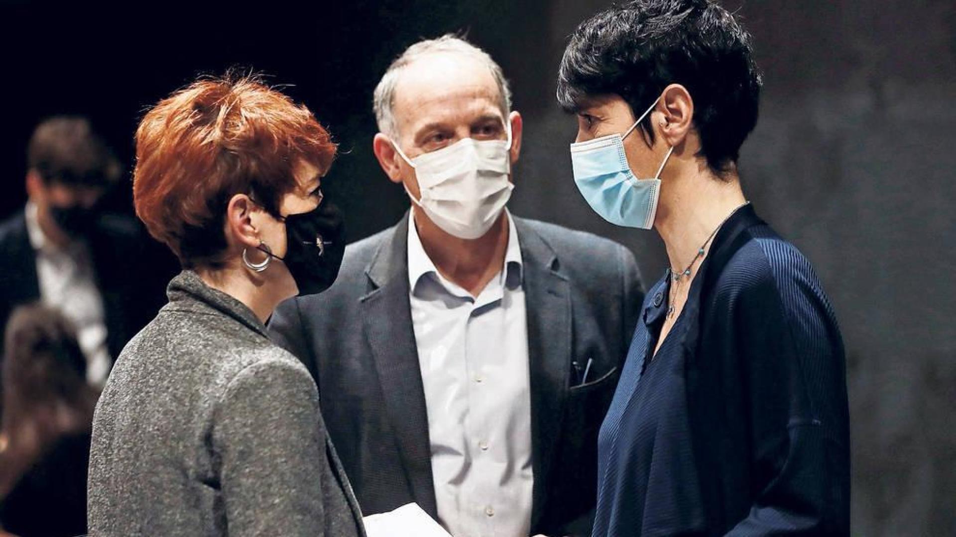 Desde la izquierda, los miembros de EH Bildu Bakartxo Ruiz y Adolfo Araiz conversan con la consejera socialista Elma Saiz.