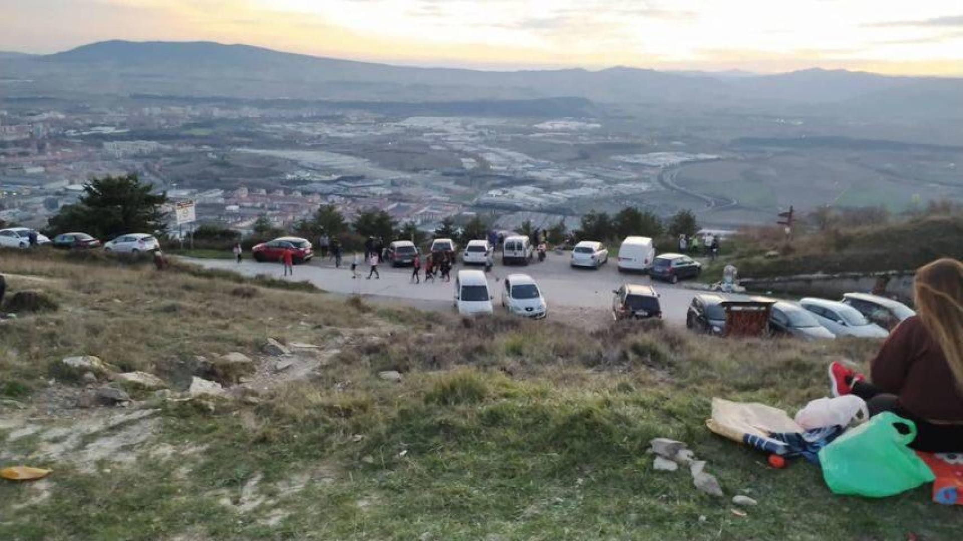 Visitantes en el monte Ezkaba-San Cristóbal hace unos días.