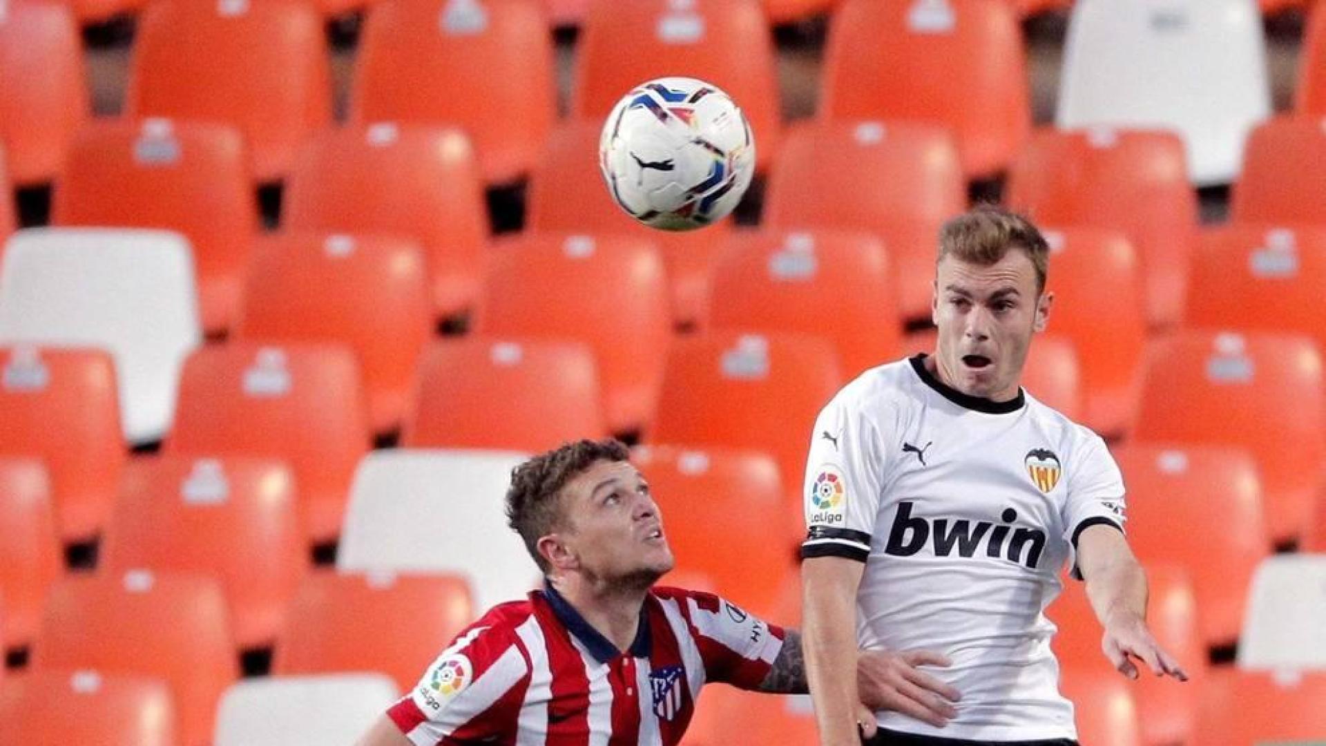 Un Atlético superior gana con un gol en propia meta de Lato