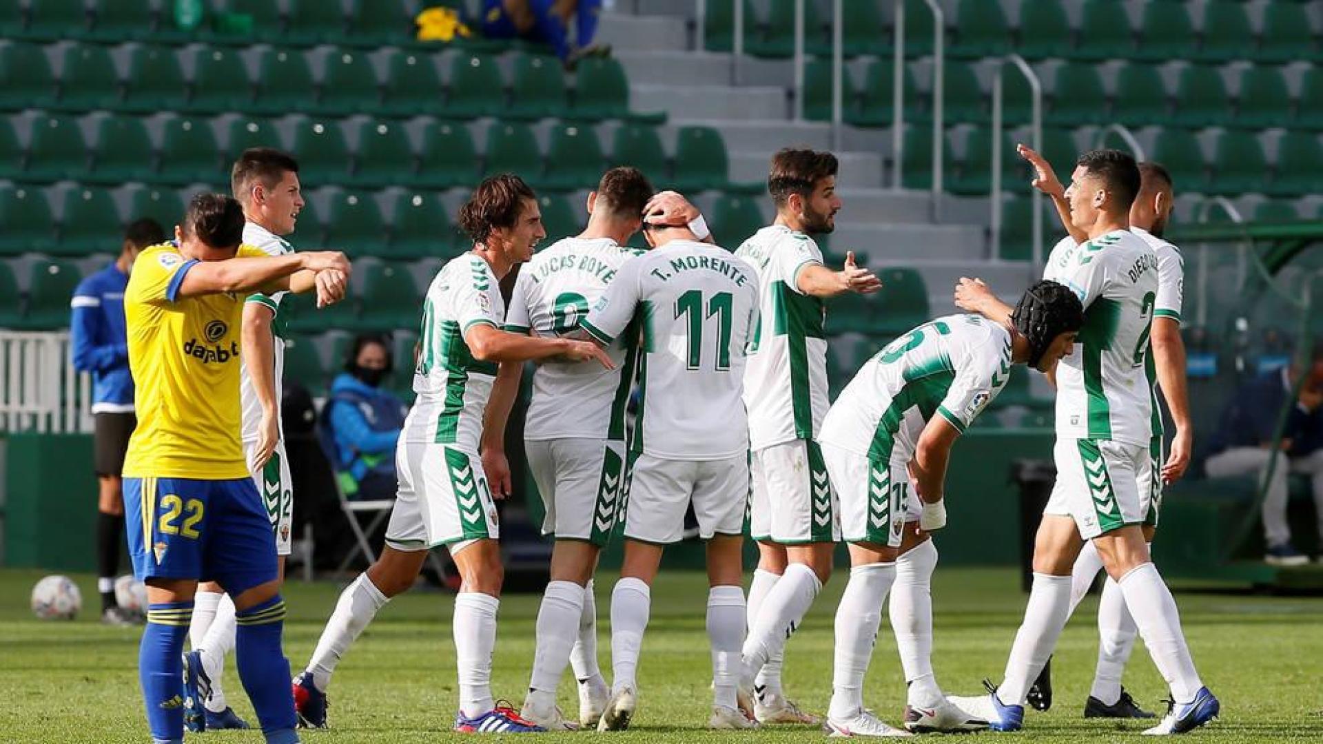 El Elche resiste en inferioridad a un Cádiz sin pólvora